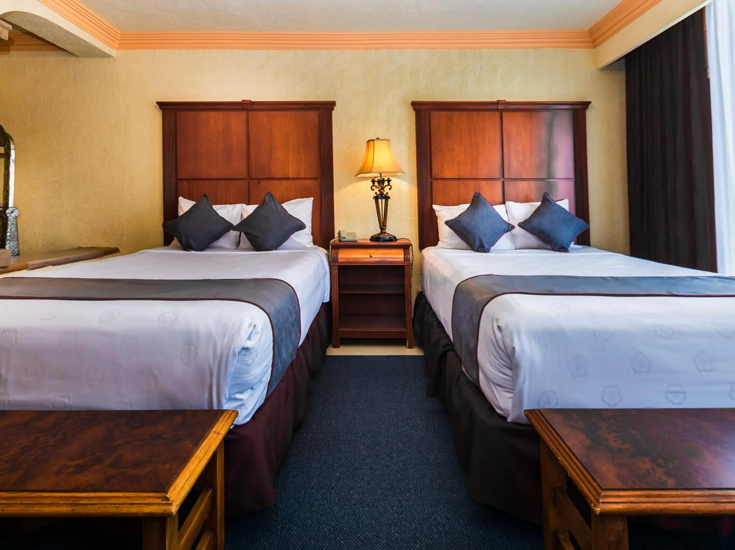 Photo of the whole room, Bed in Quinta del Rey Hotel