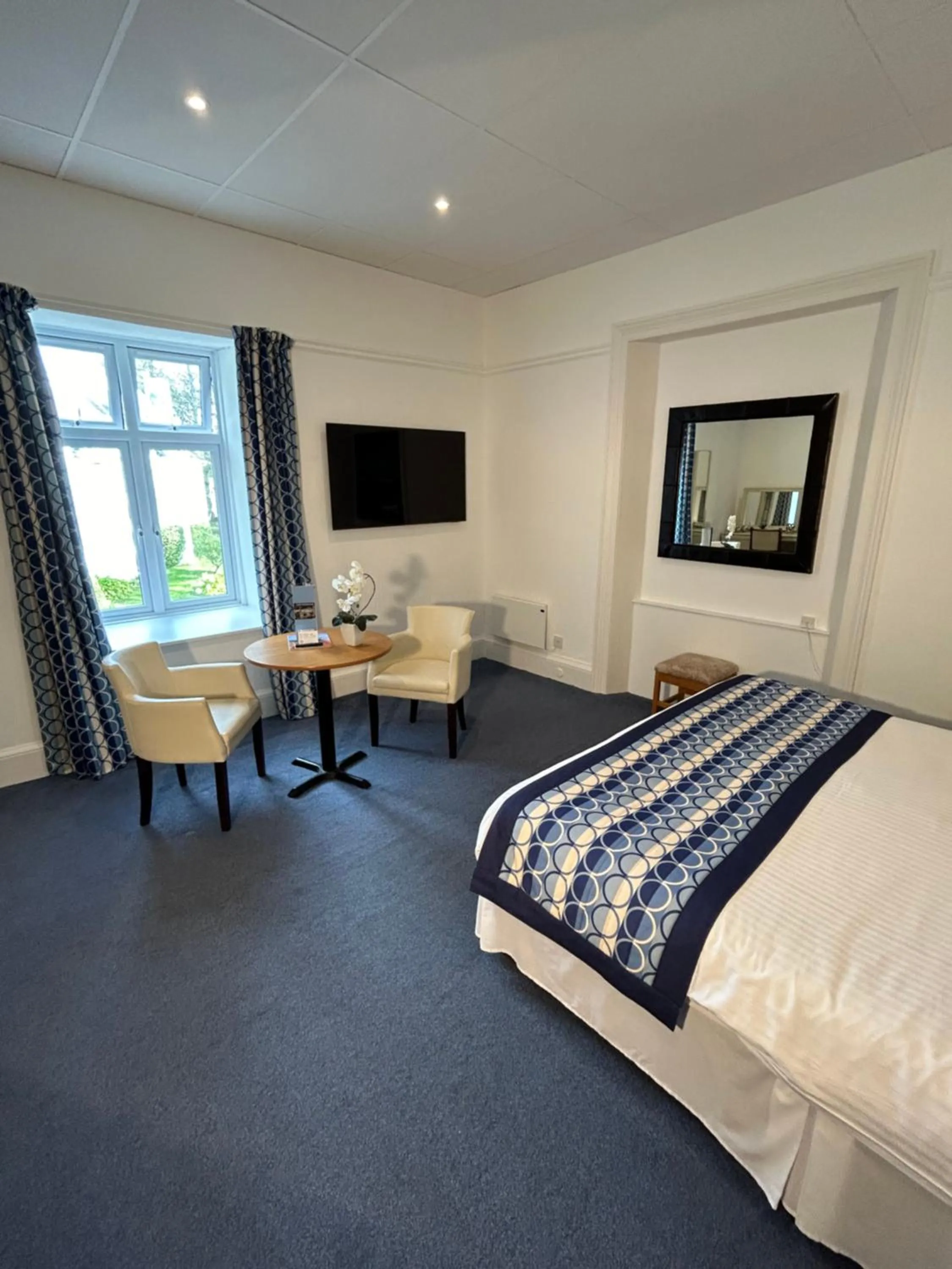 Bed in Westhill Country Hotel