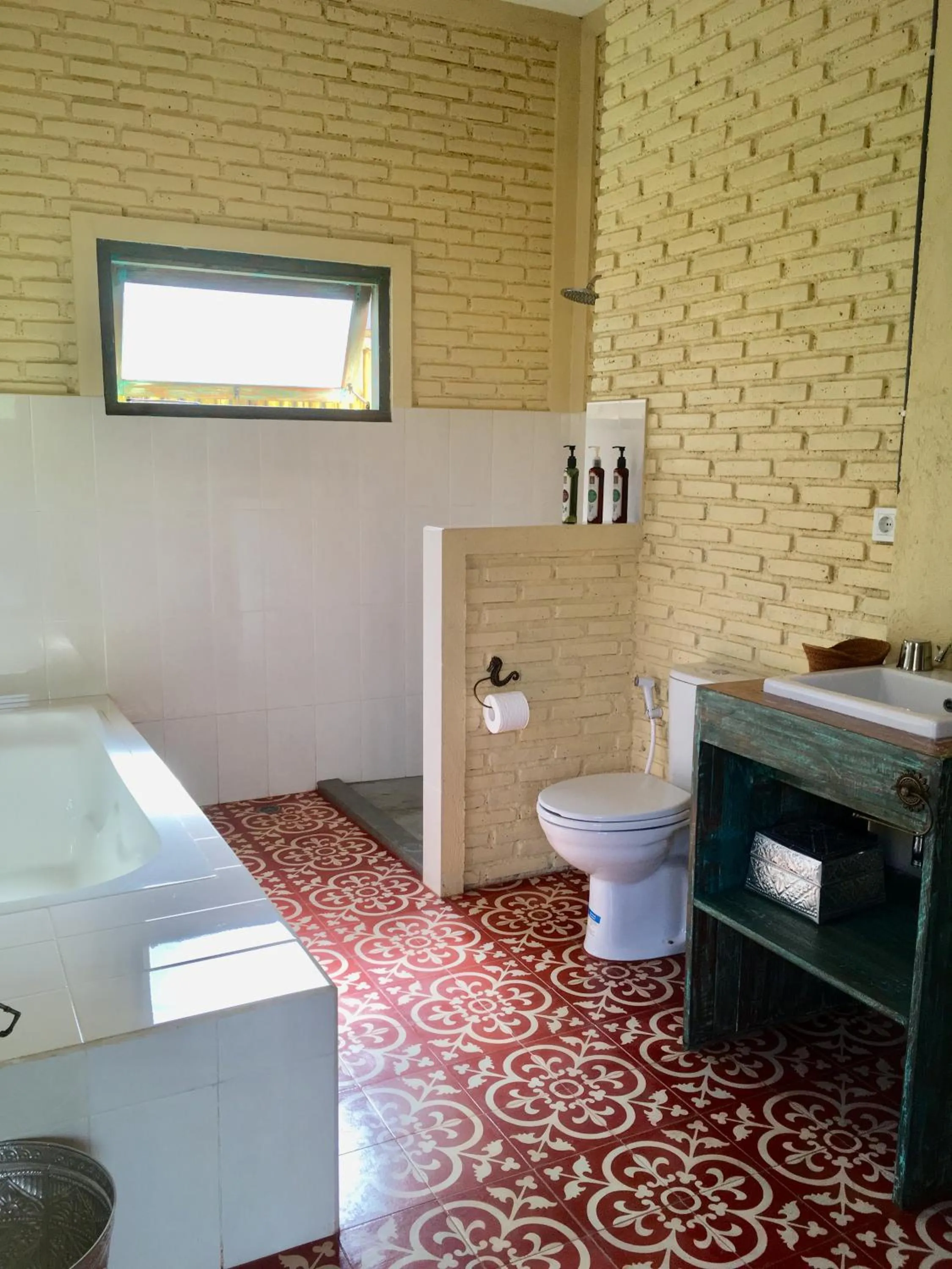 Amrita Villa Sidemen