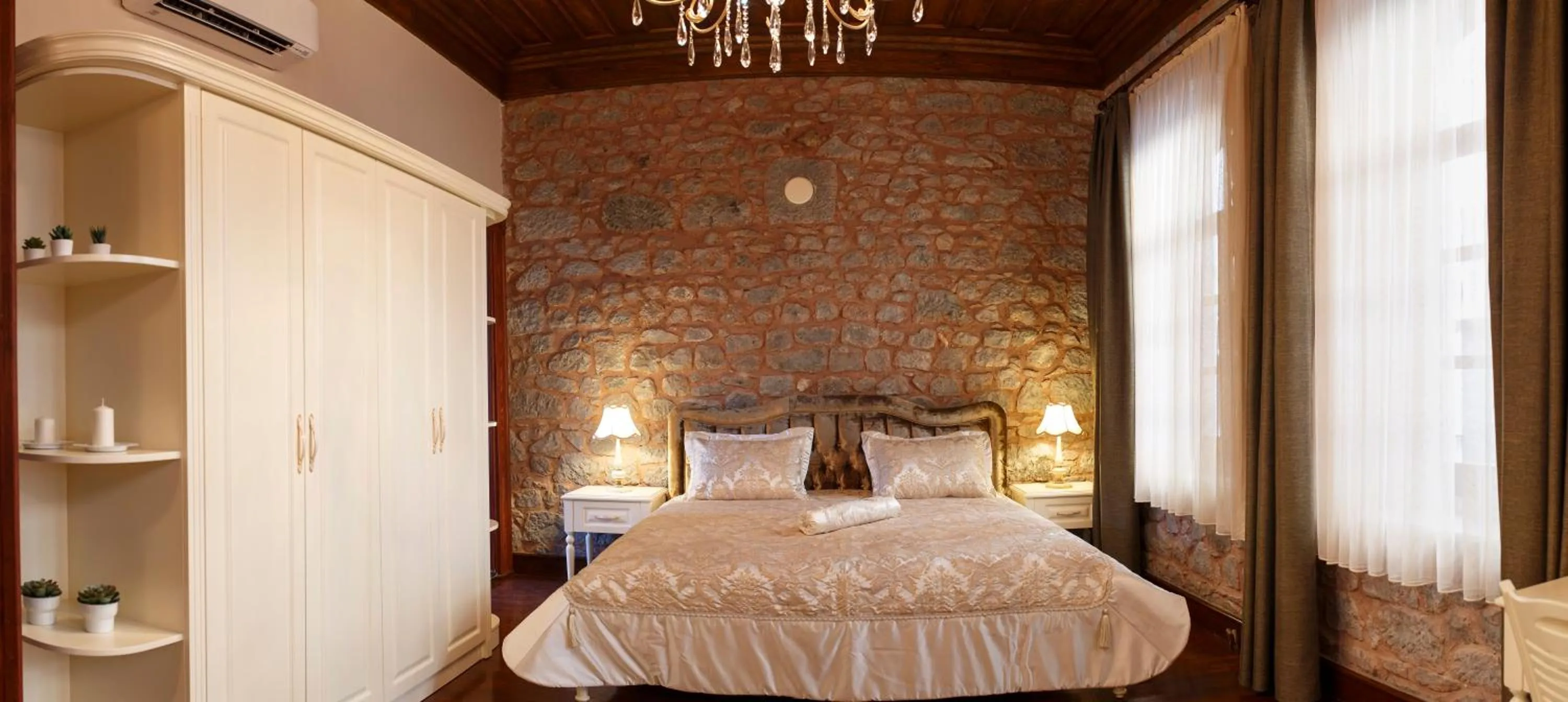 Bed in Verula City Luxury Villa