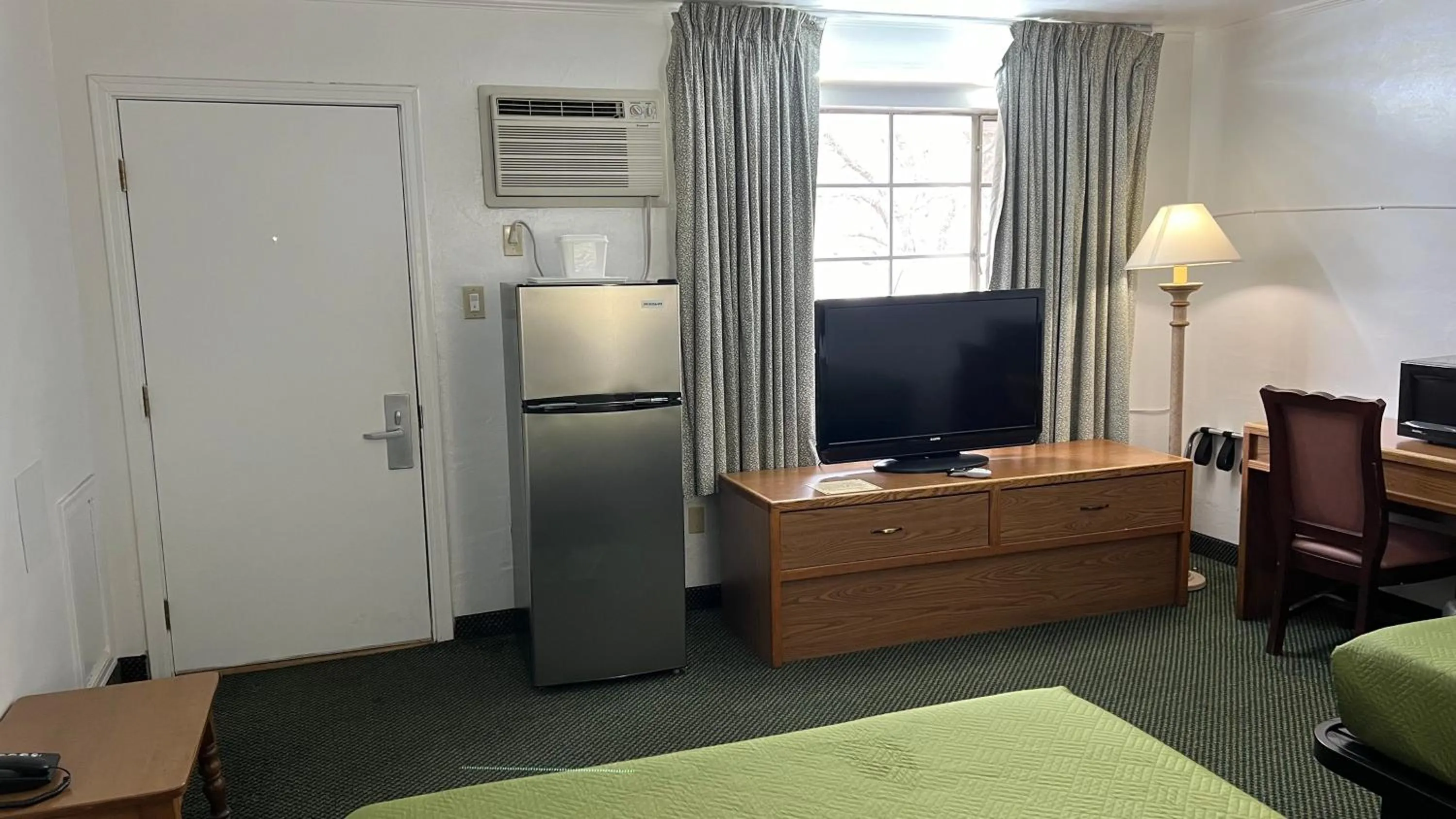 Bed in Relax Inn Altoona