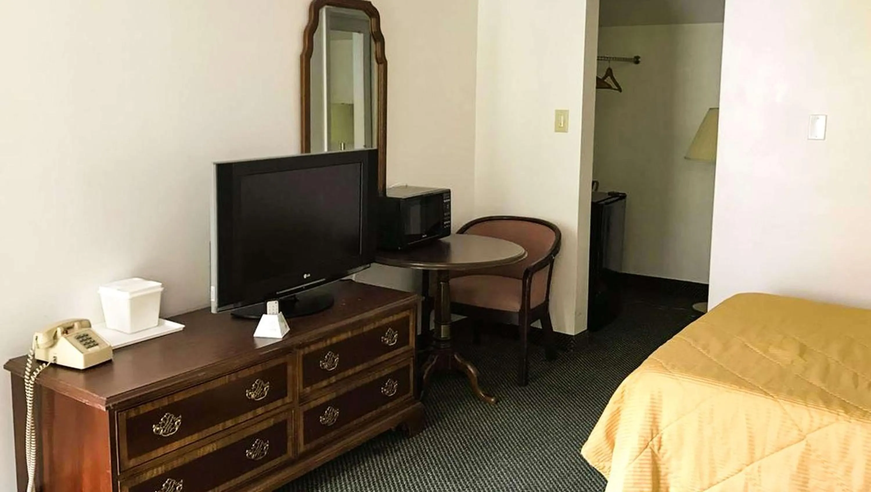 Photo of the whole room, Bed in Relax Inn Altoona
