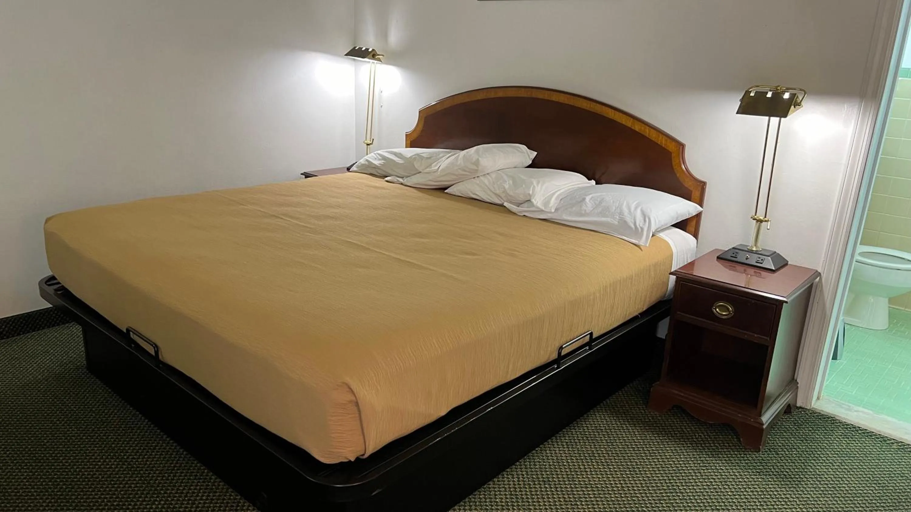 Bed in Relax Inn Altoona