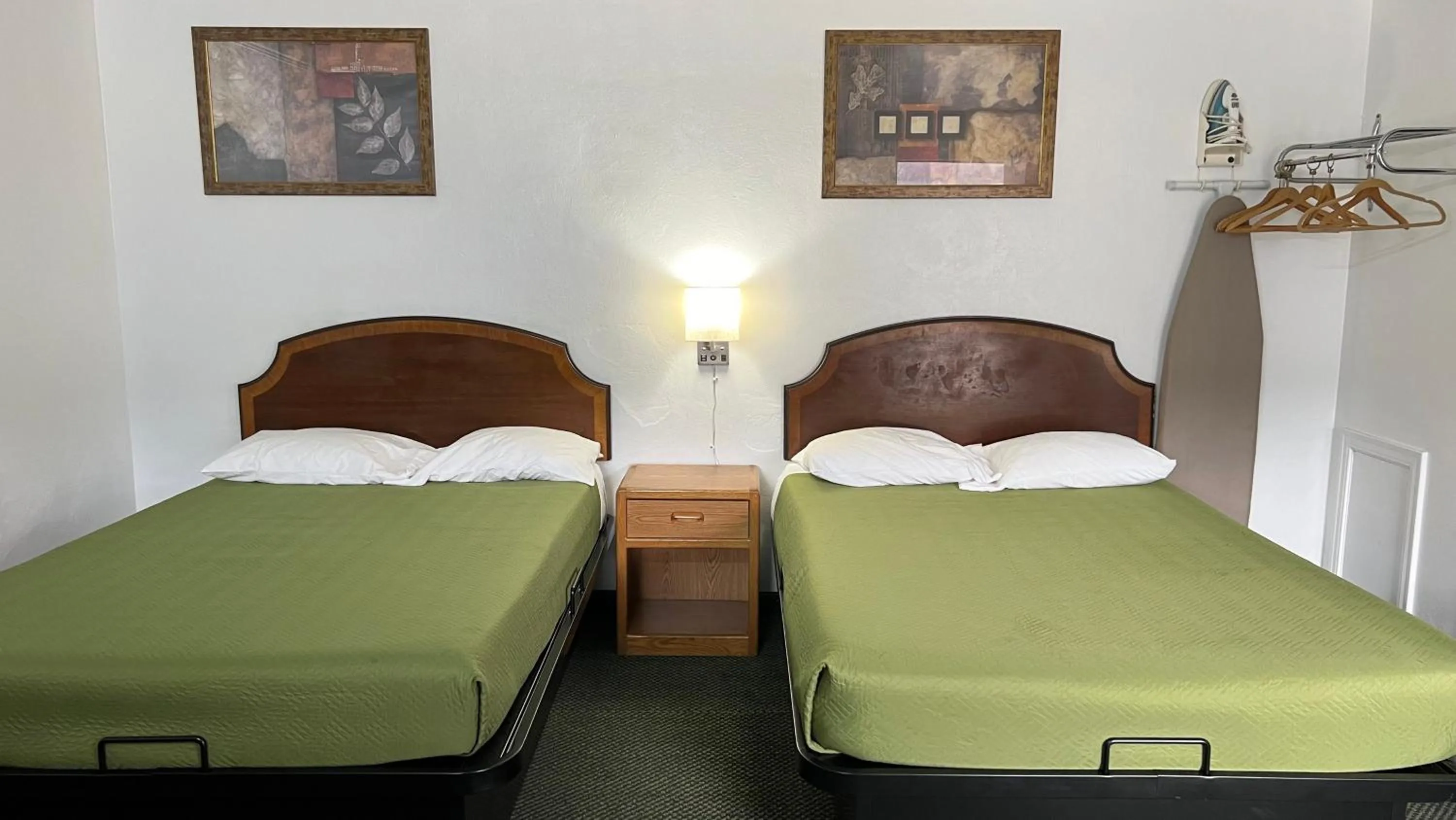 Bed in Relax Inn Altoona