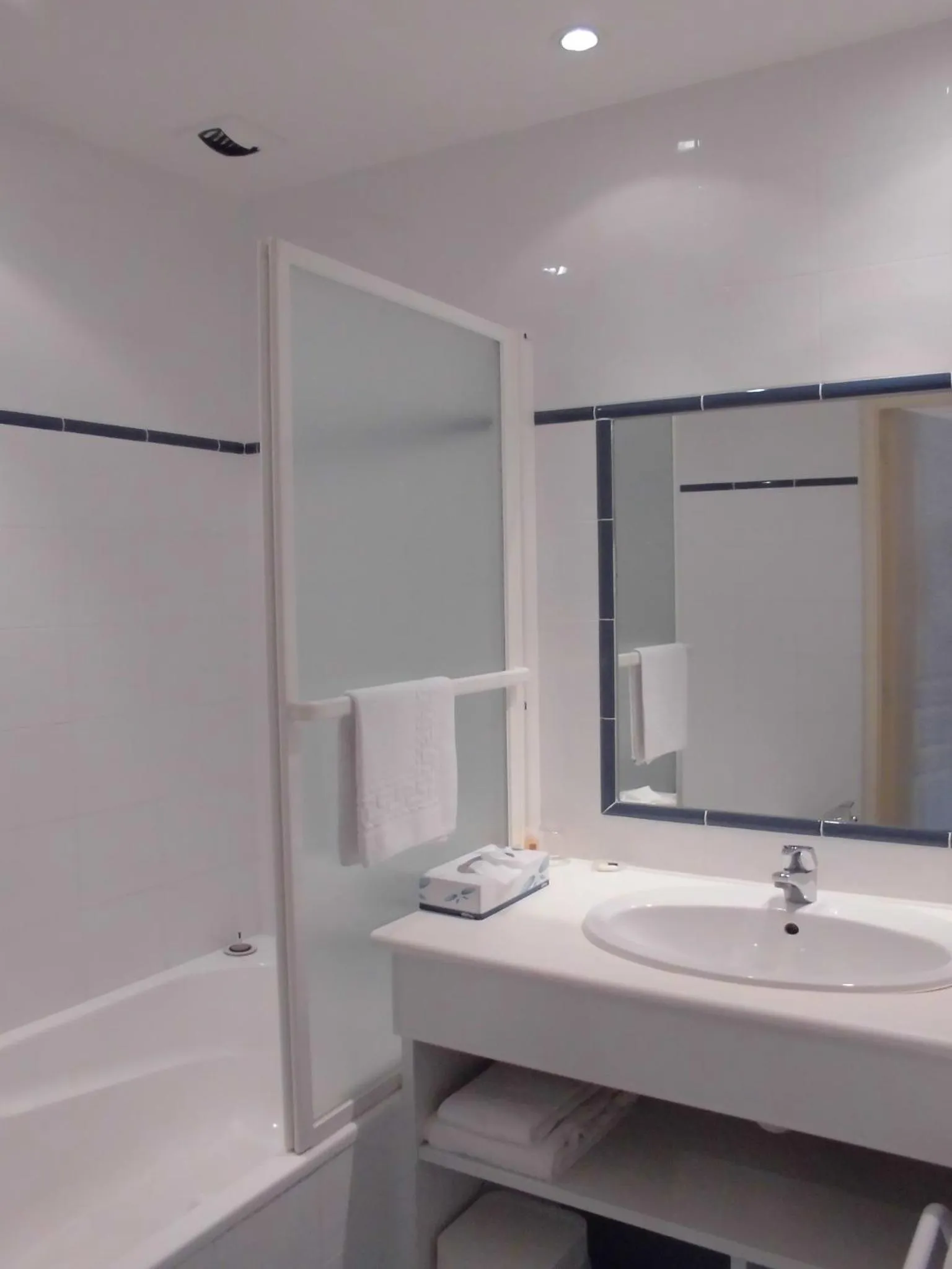 Bathroom in Hôtel du Donjon