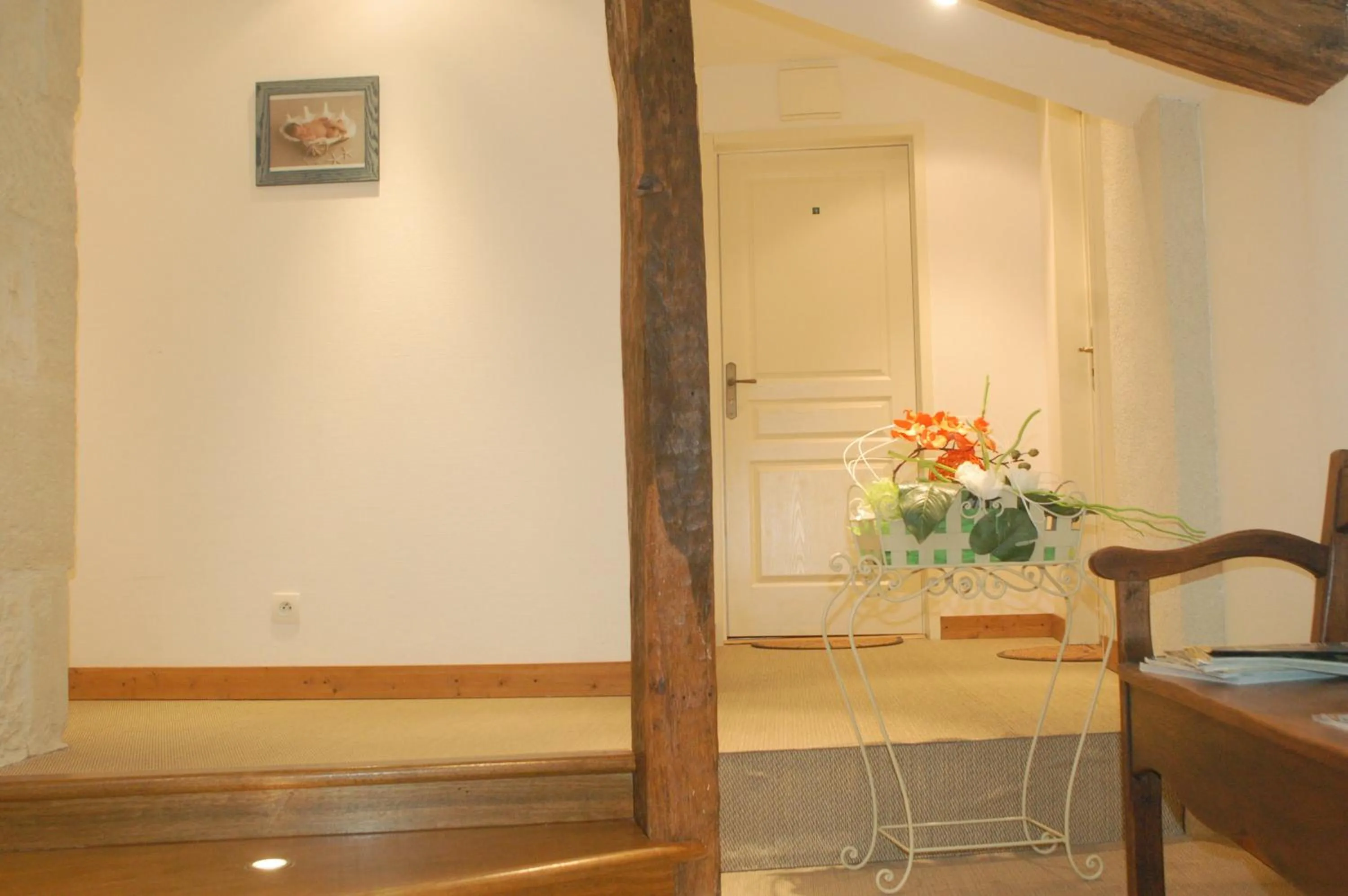 Communal lounge/ TV room in Hôtel du Donjon