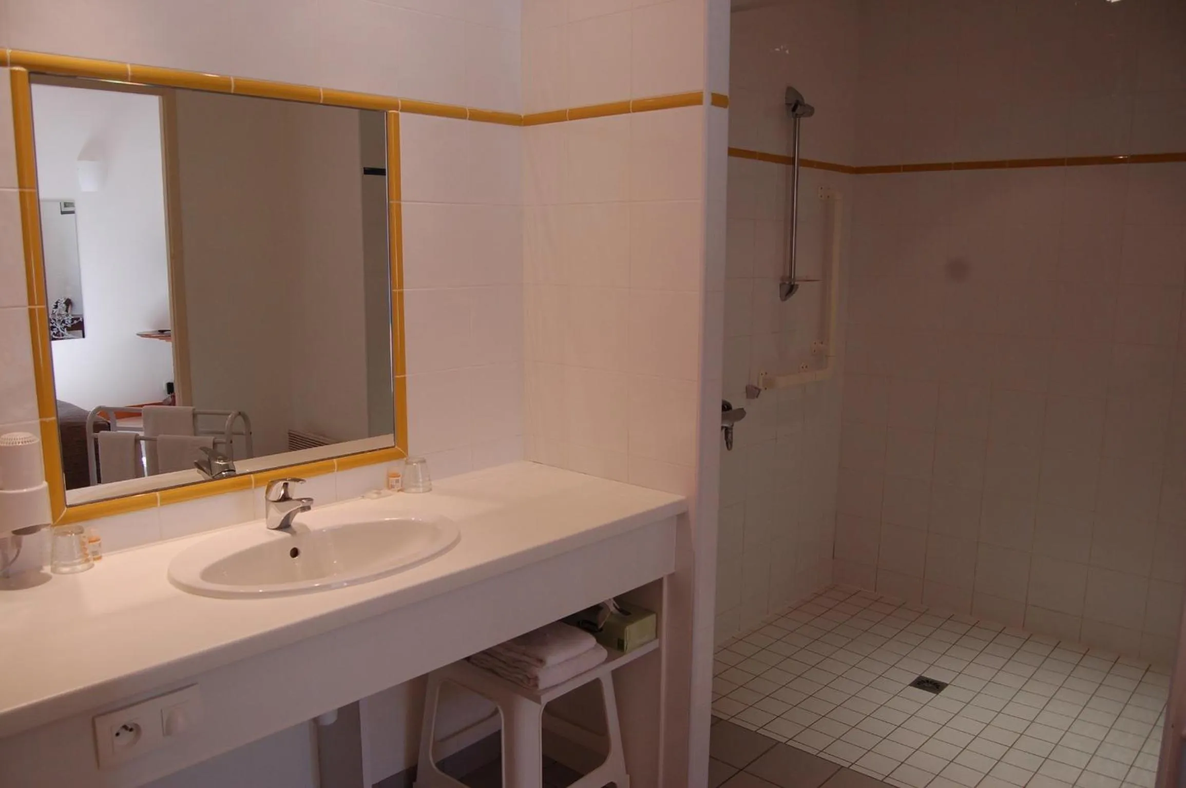 Shower in Hôtel du Donjon