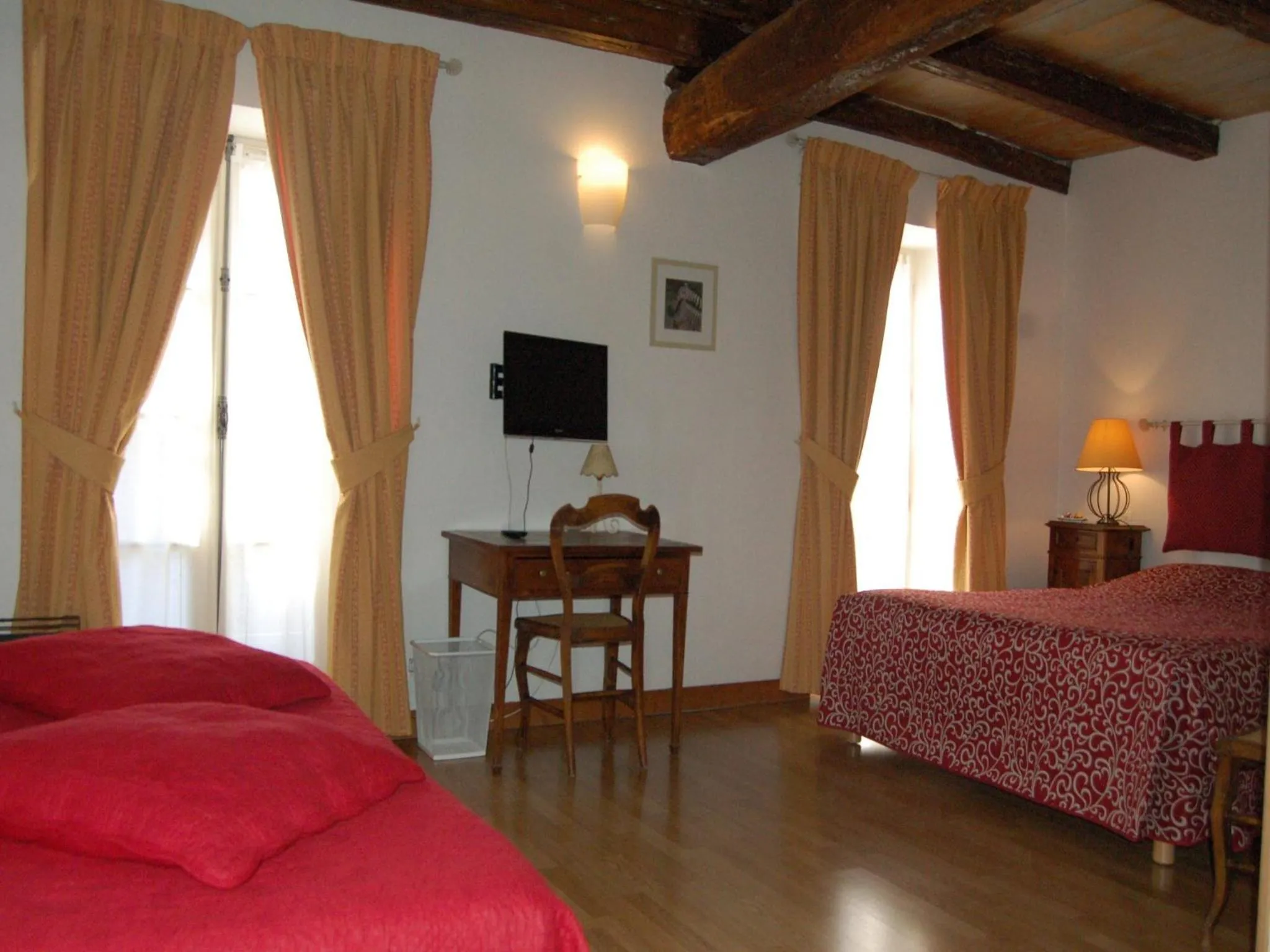 Photo of the whole room, Bed in Hôtel du Donjon