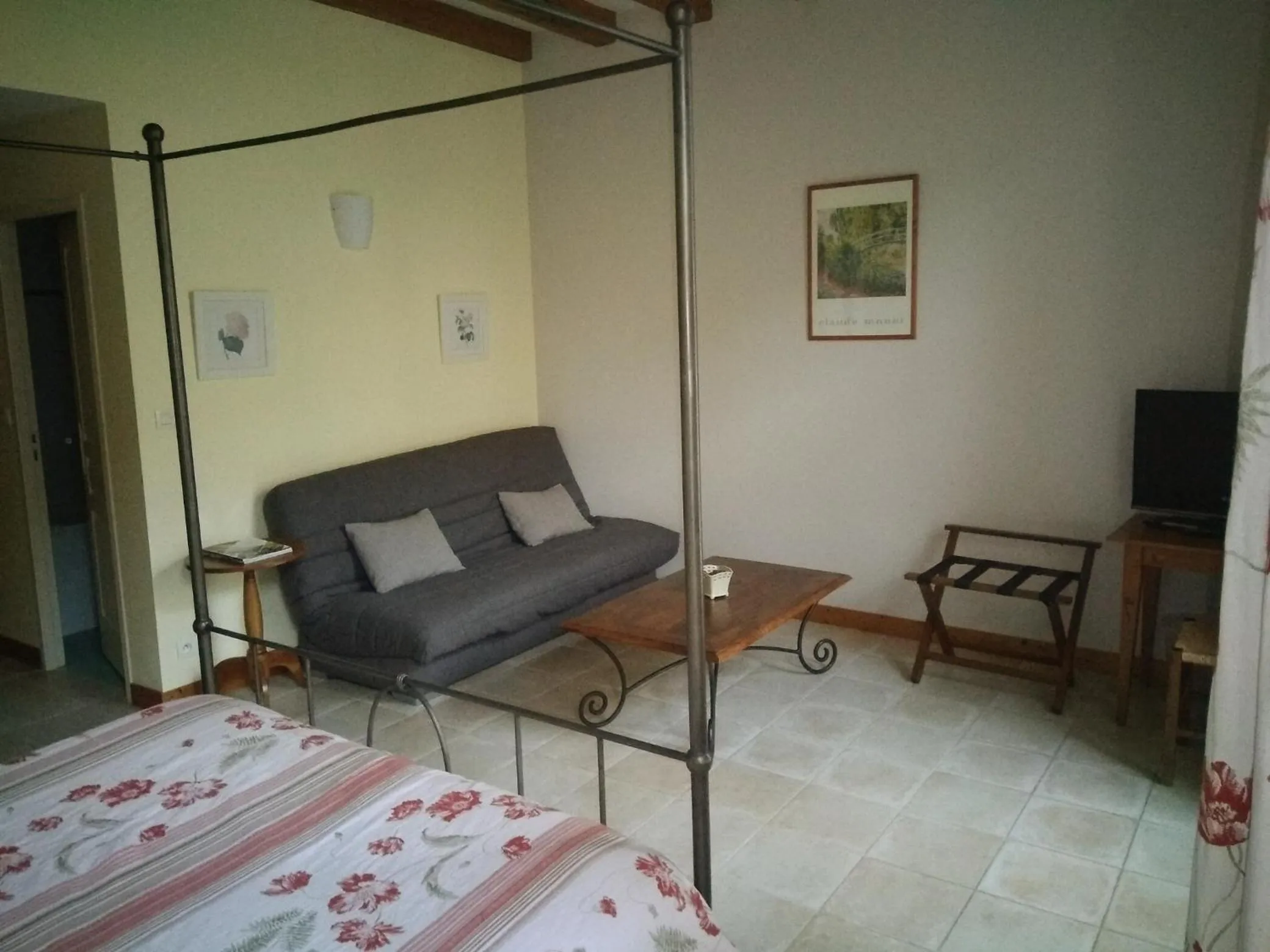 Seating area, Bed in Hôtel du Donjon