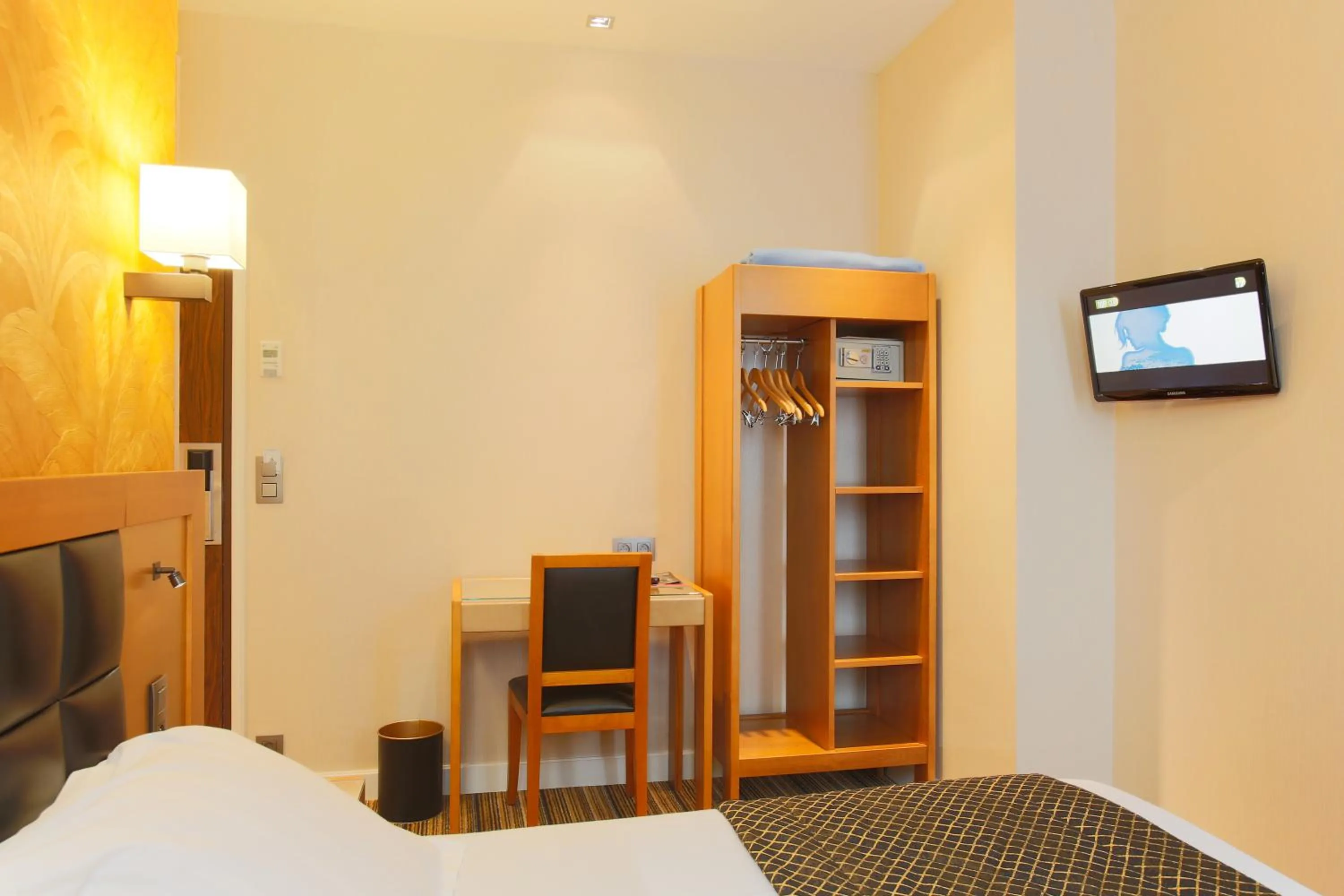 Photo of the whole room, Bed in Hotel Bellevue Saint-Lazare