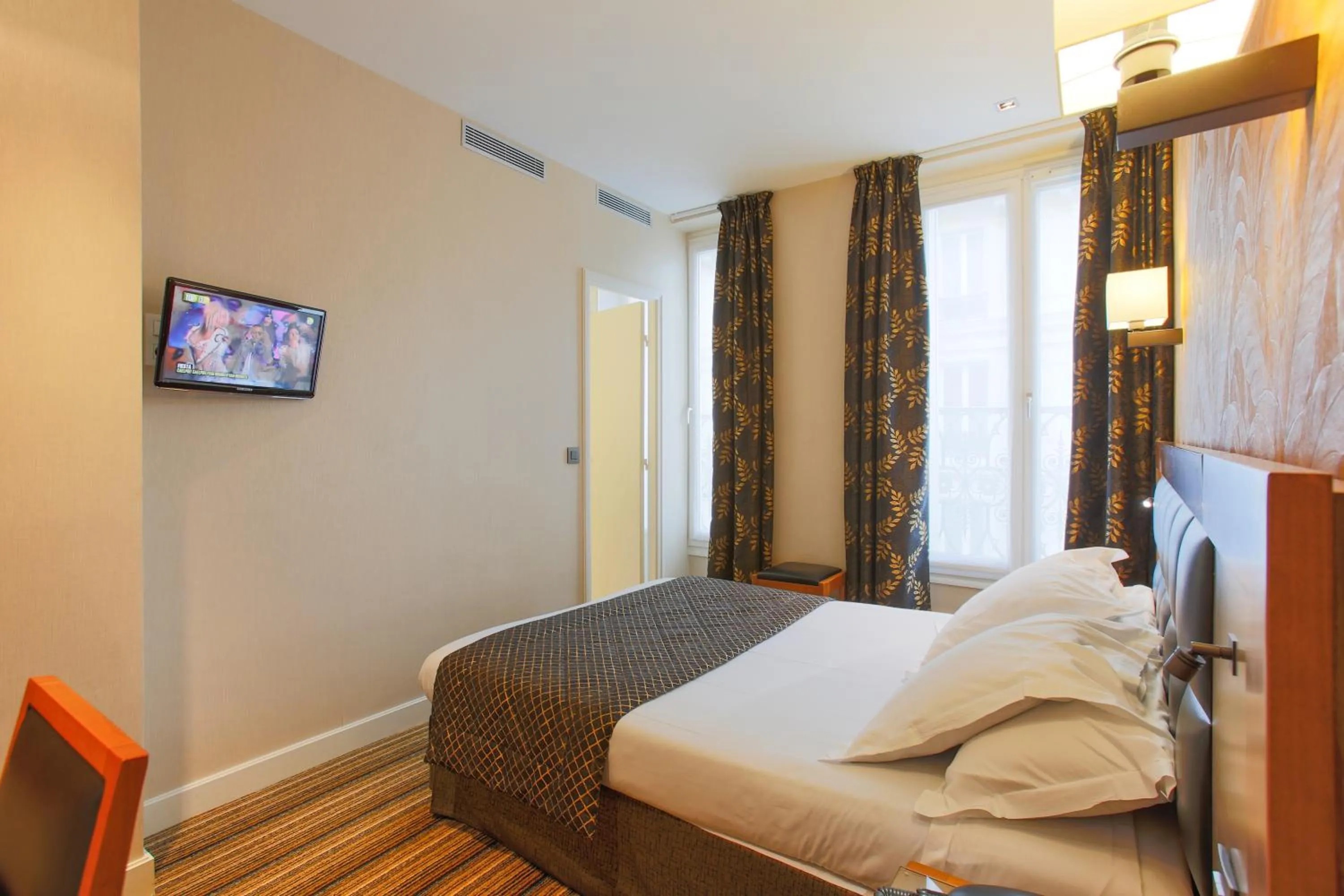 Photo of the whole room, Bed in Hotel Bellevue Saint-Lazare