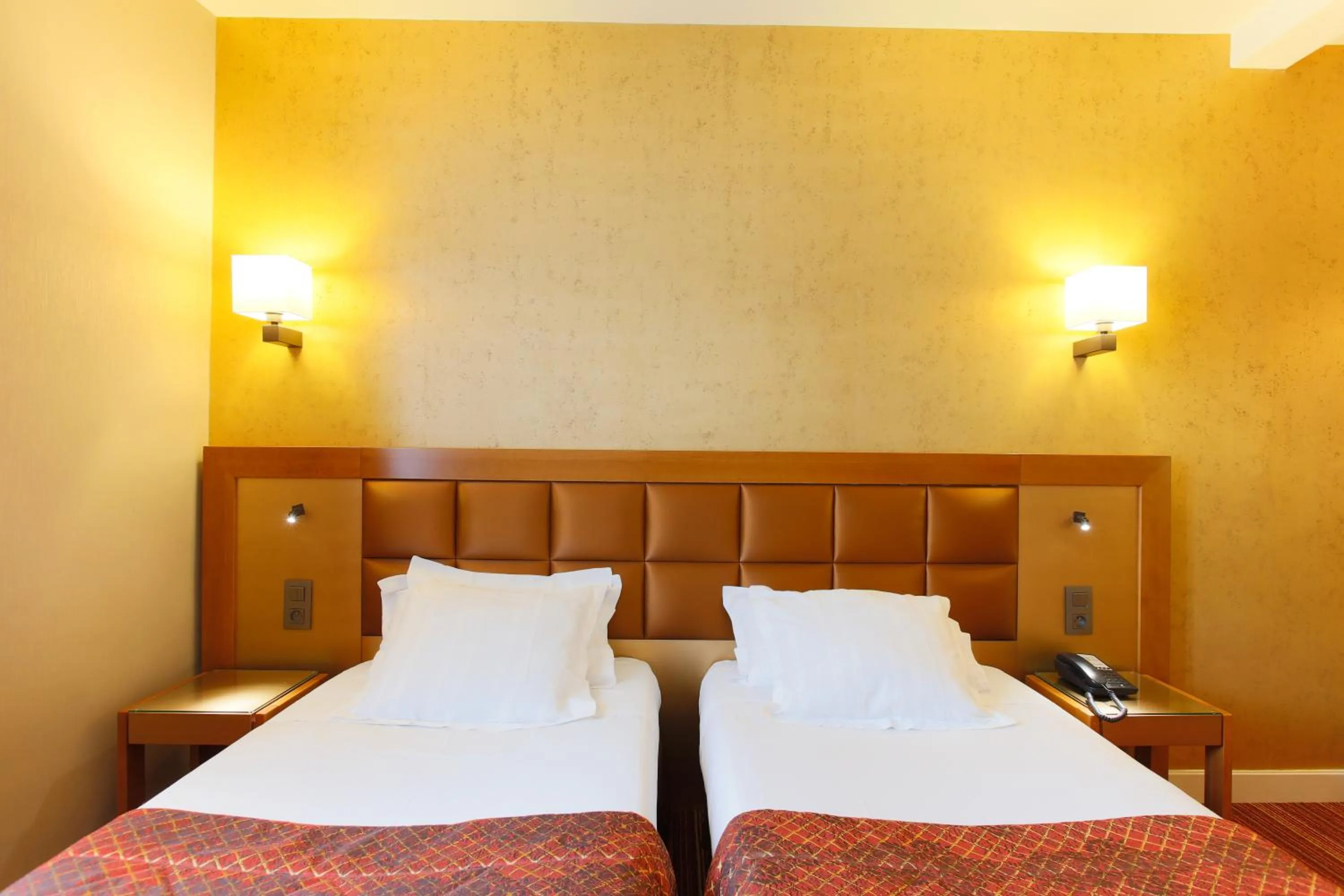 Photo of the whole room, Bed in Hotel Bellevue Saint-Lazare