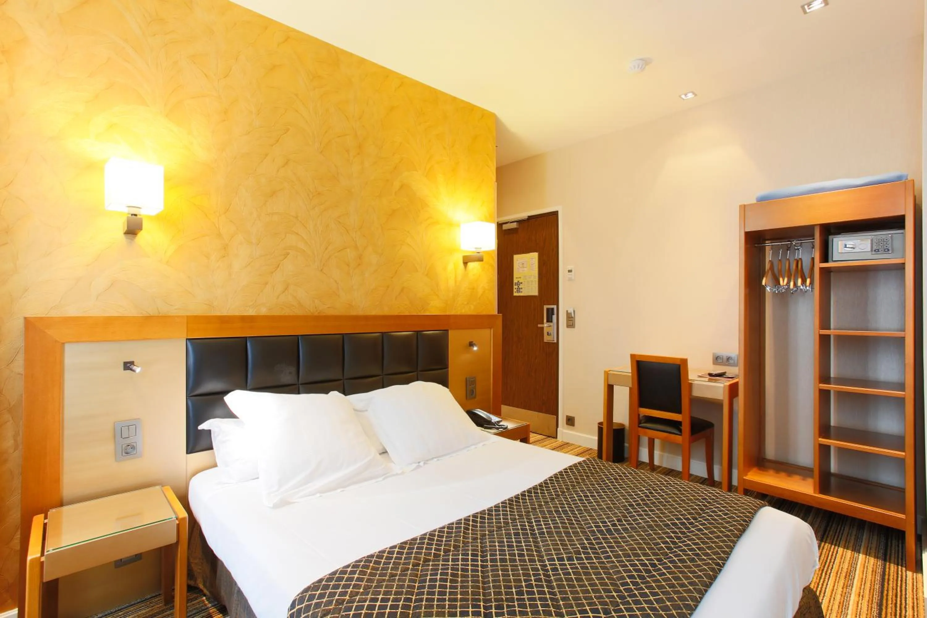 Photo of the whole room, Bed in Hotel Bellevue Saint-Lazare