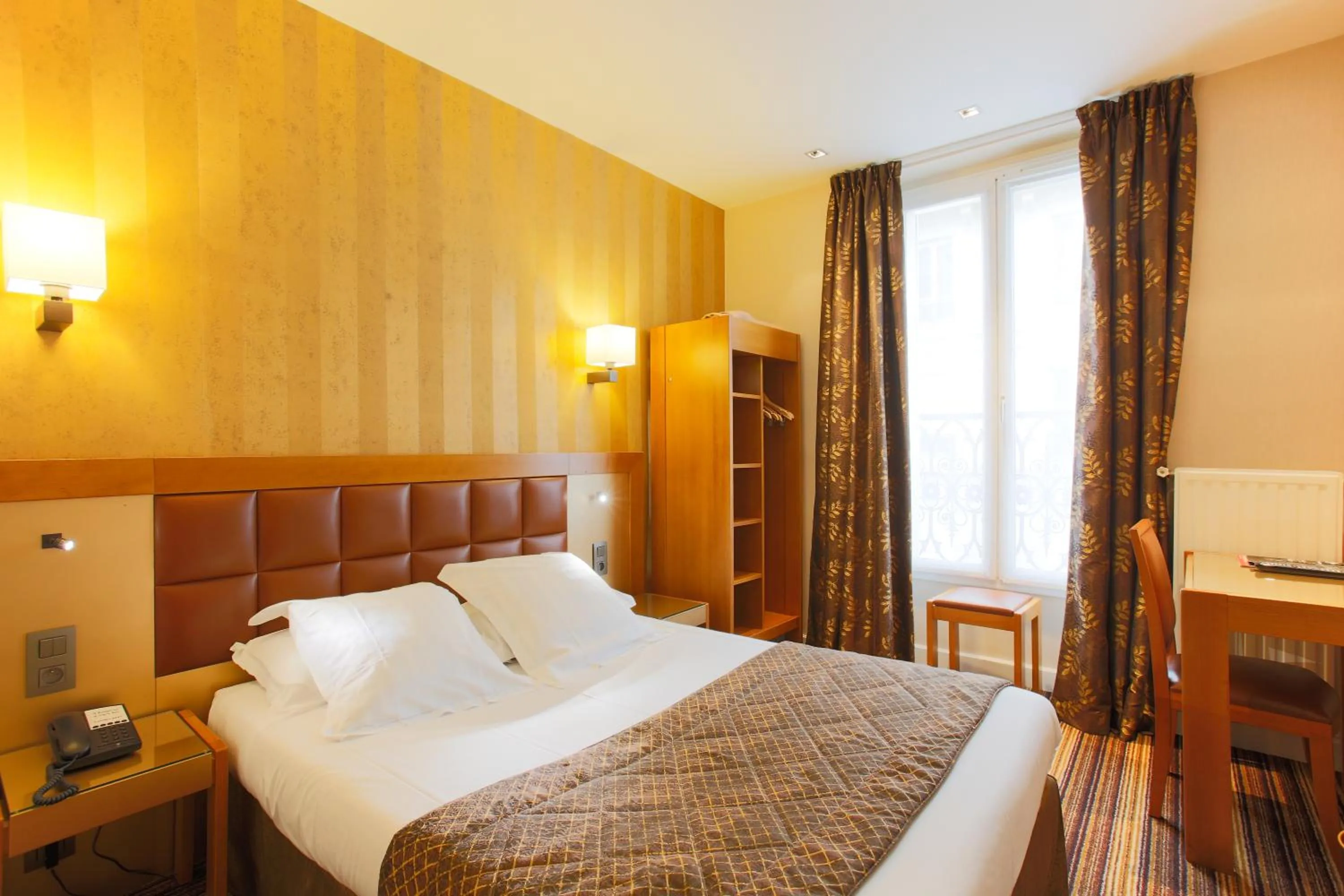 Photo of the whole room, Bed in Hotel Bellevue Saint-Lazare