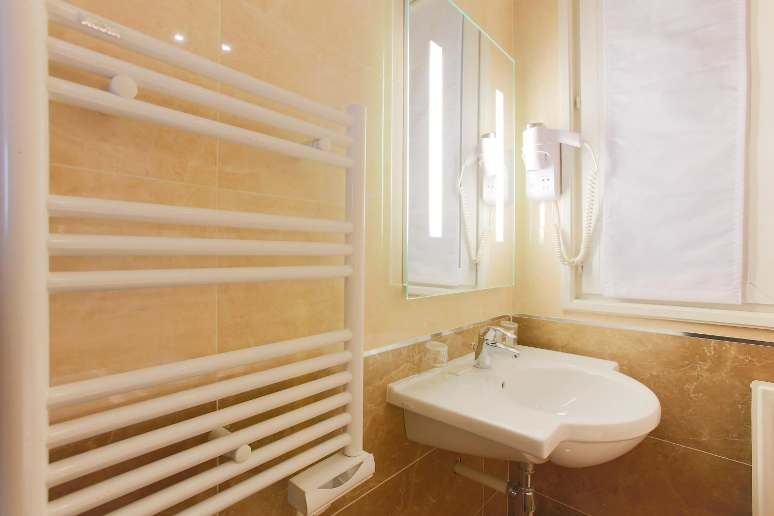 Bathroom in Hotel Bellevue Saint-Lazare