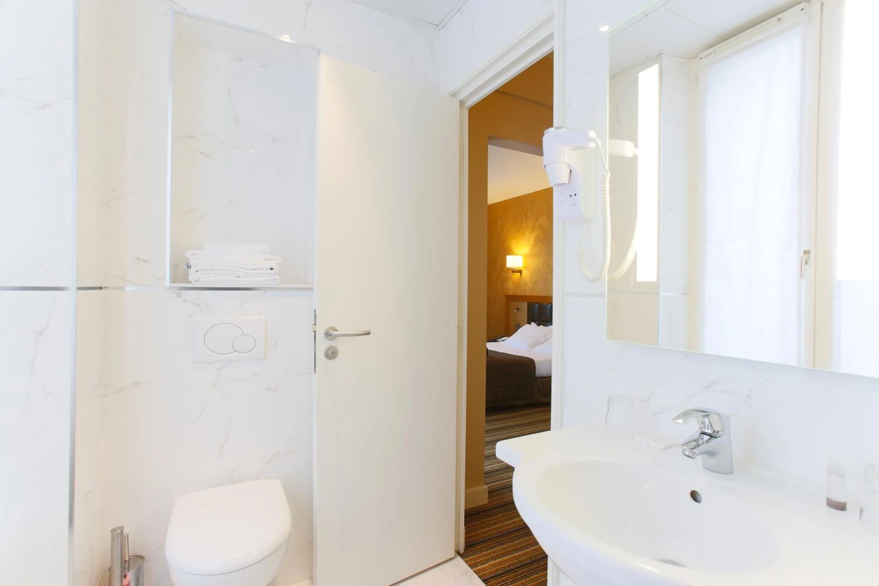 Toilet in Hotel Bellevue Saint-Lazare