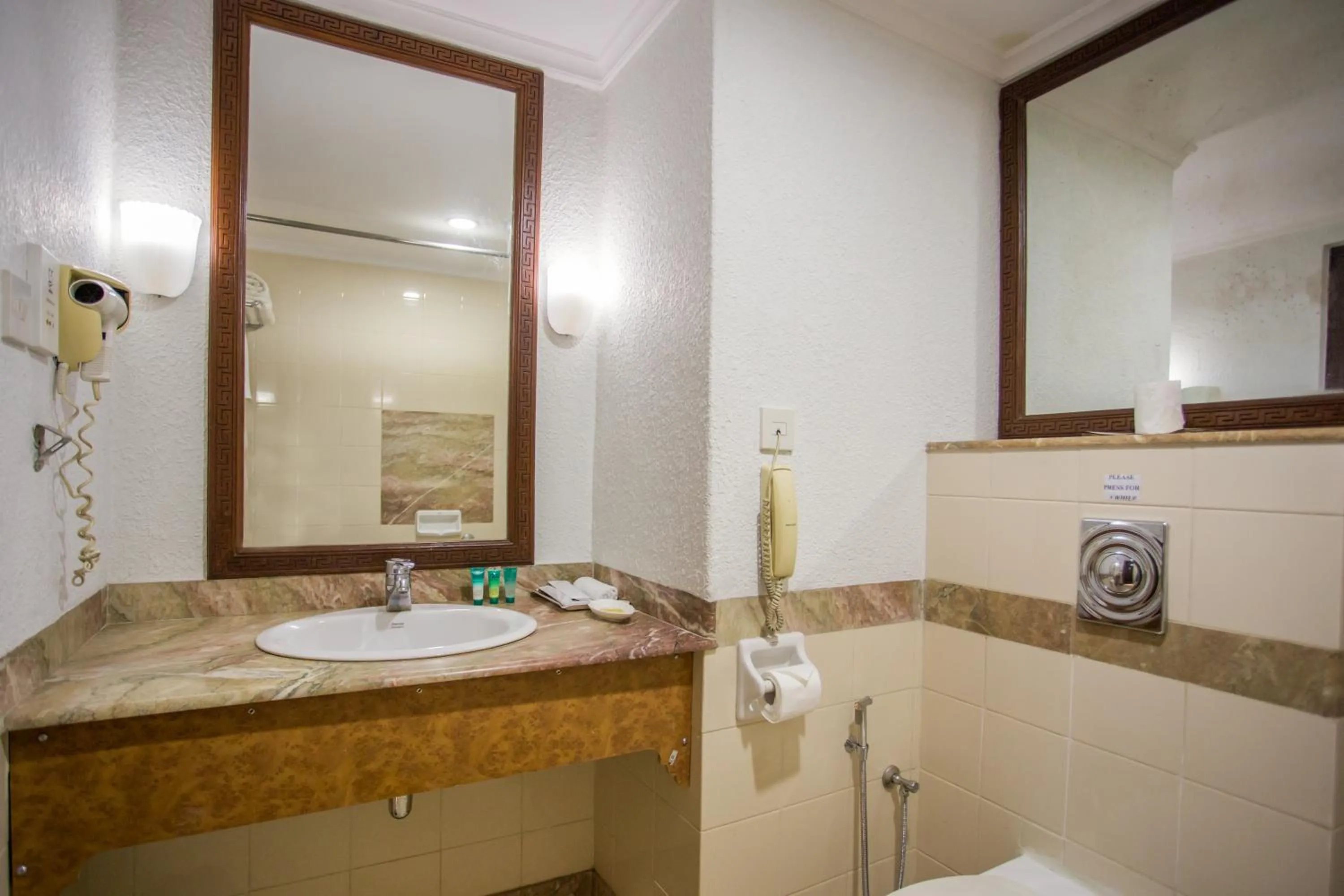 Shower in Hotel Le Himalaya