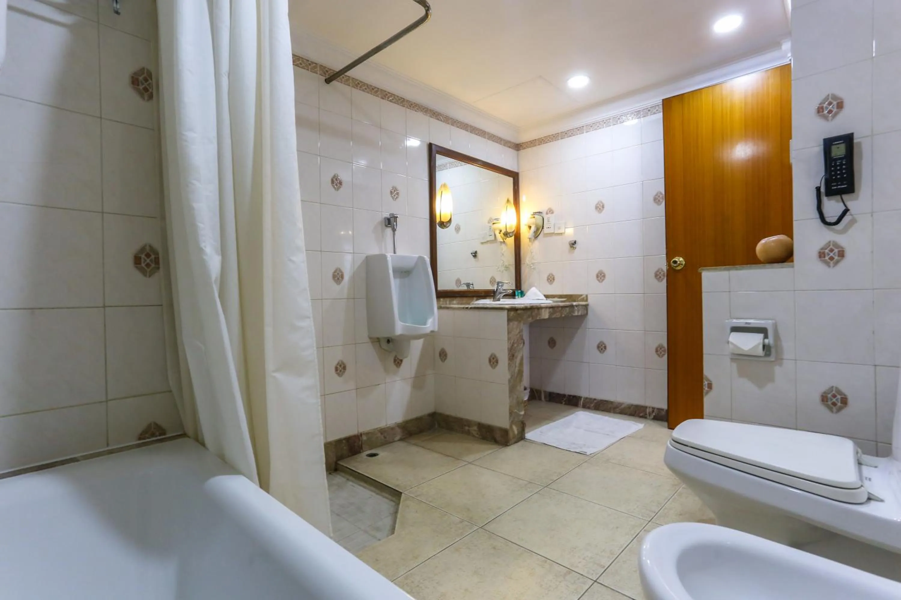 Shower in Hotel Le Himalaya