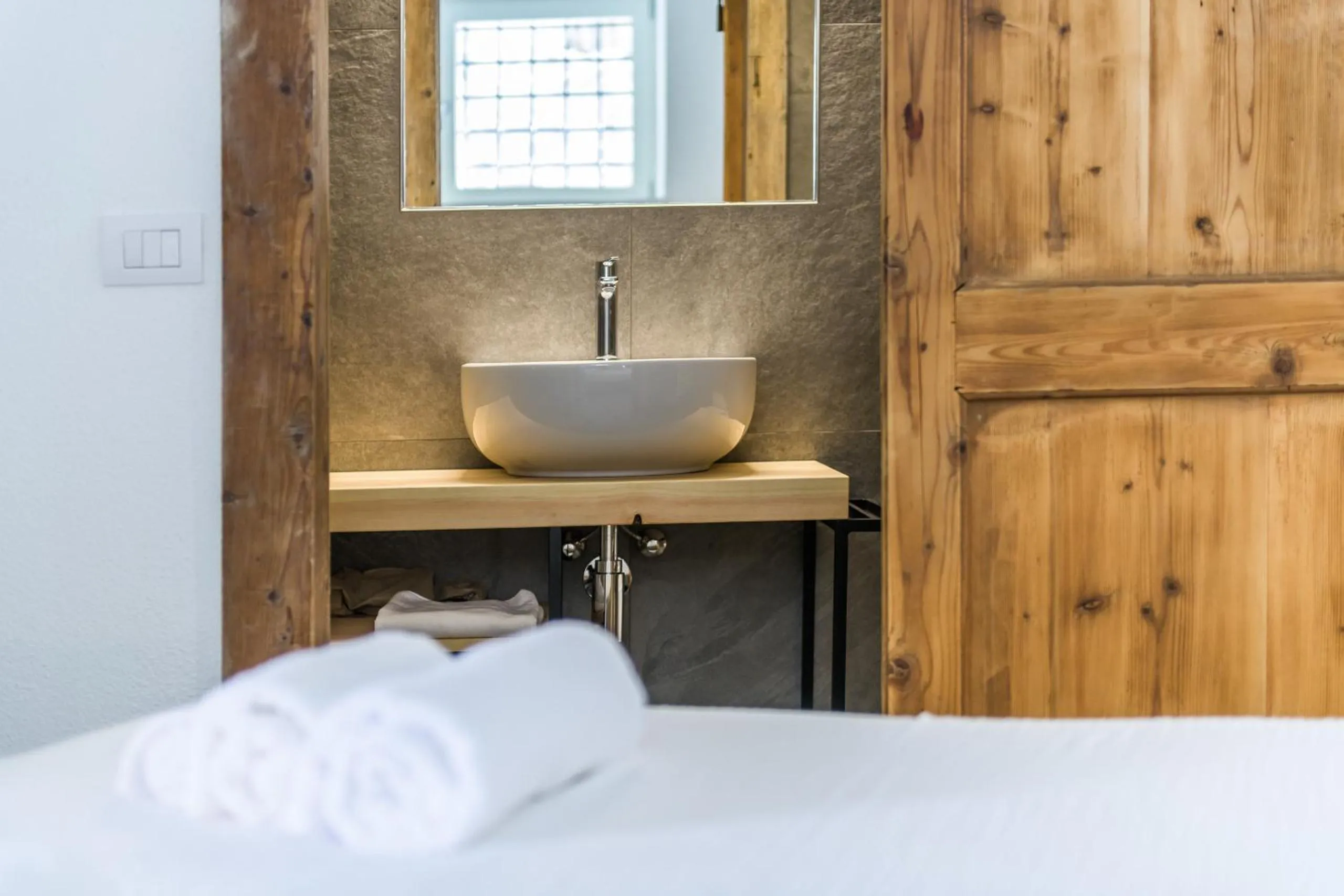 Bathroom, Bed in Casa Kaki - Eco friendly Apartments with Parking & Private Courtyard