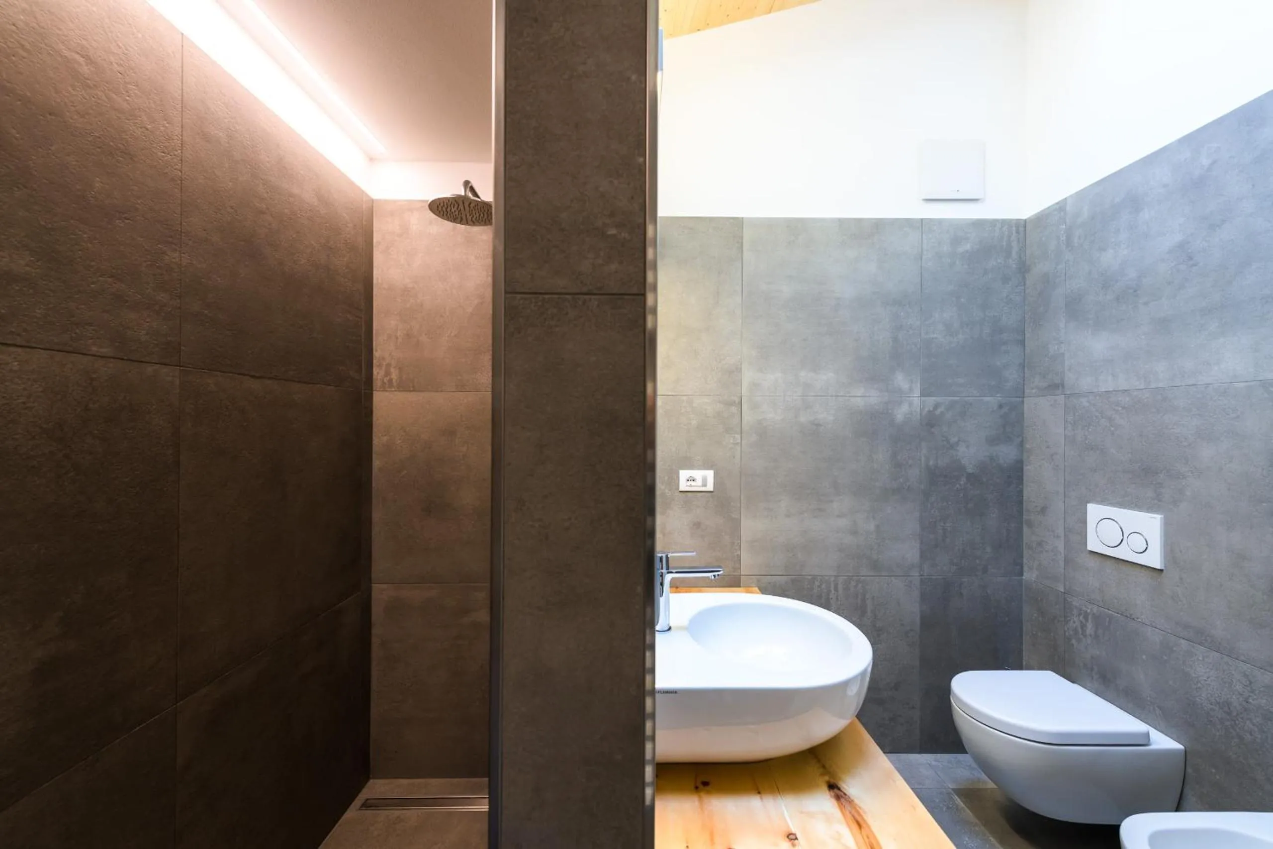 Shower in Casa Kaki - Eco friendly Apartments with Parking & Private Courtyard