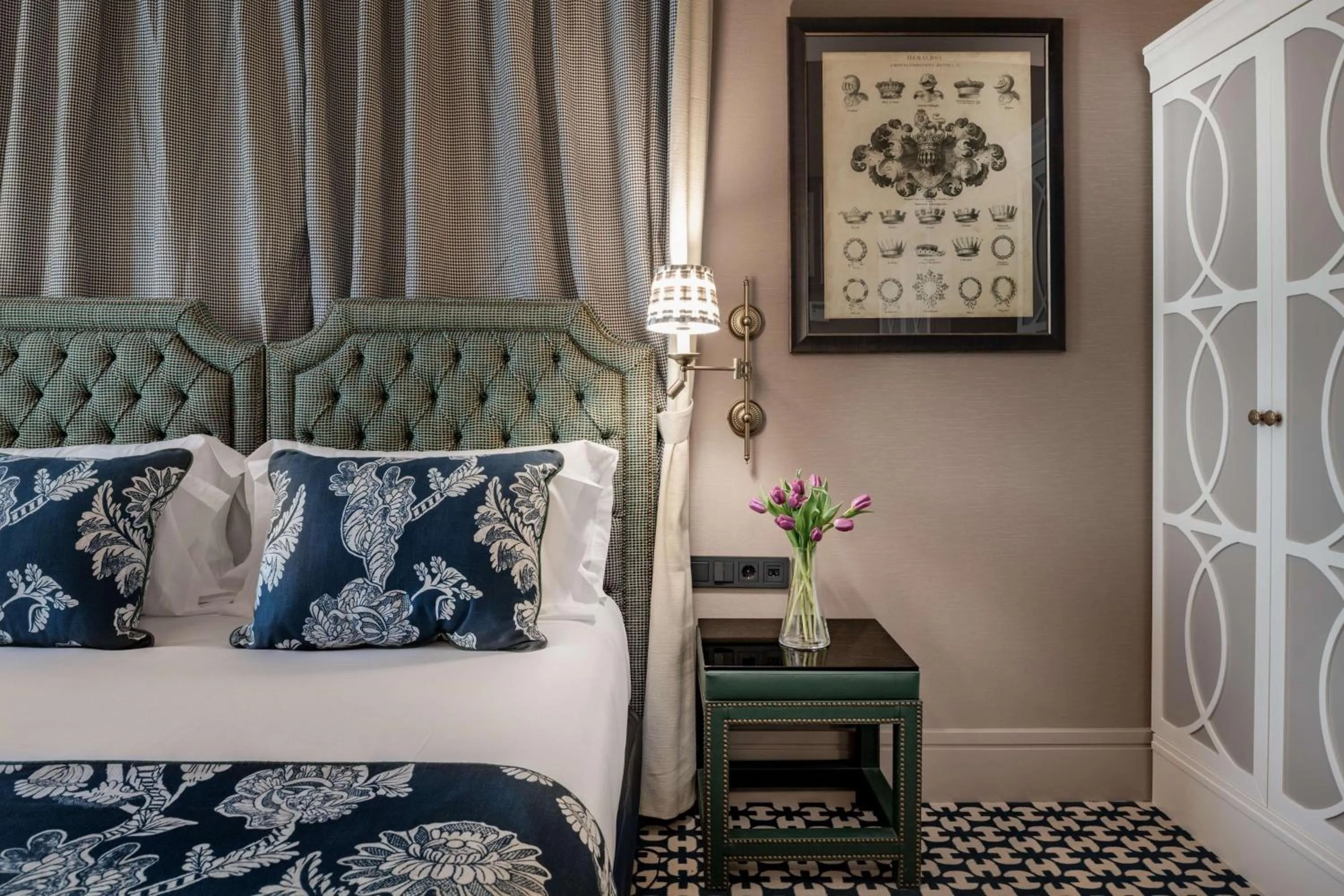 Photo of the whole room, Bed in NH Collection Colón Valencia