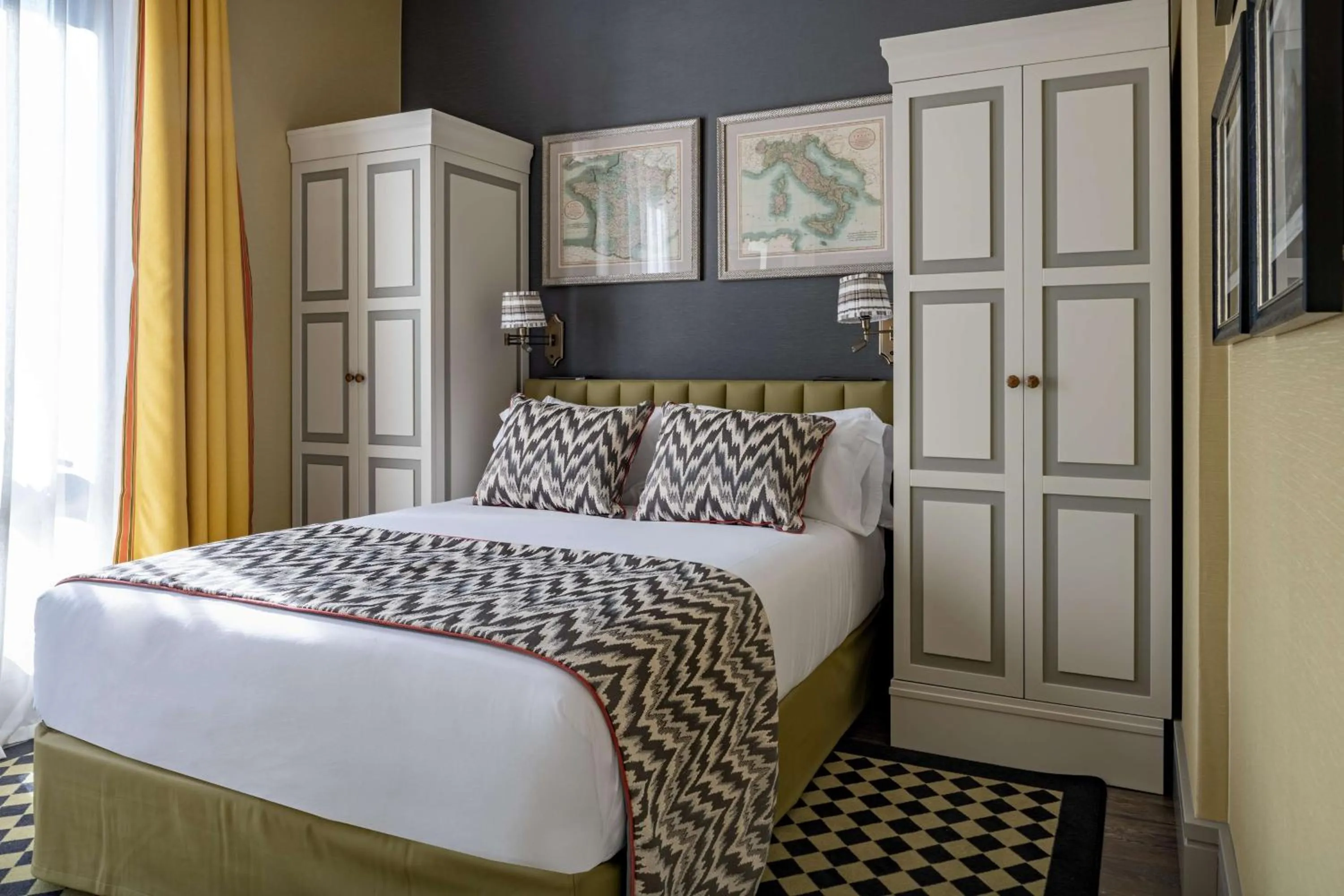 Photo of the whole room, Bed in NH Collection Colón Valencia