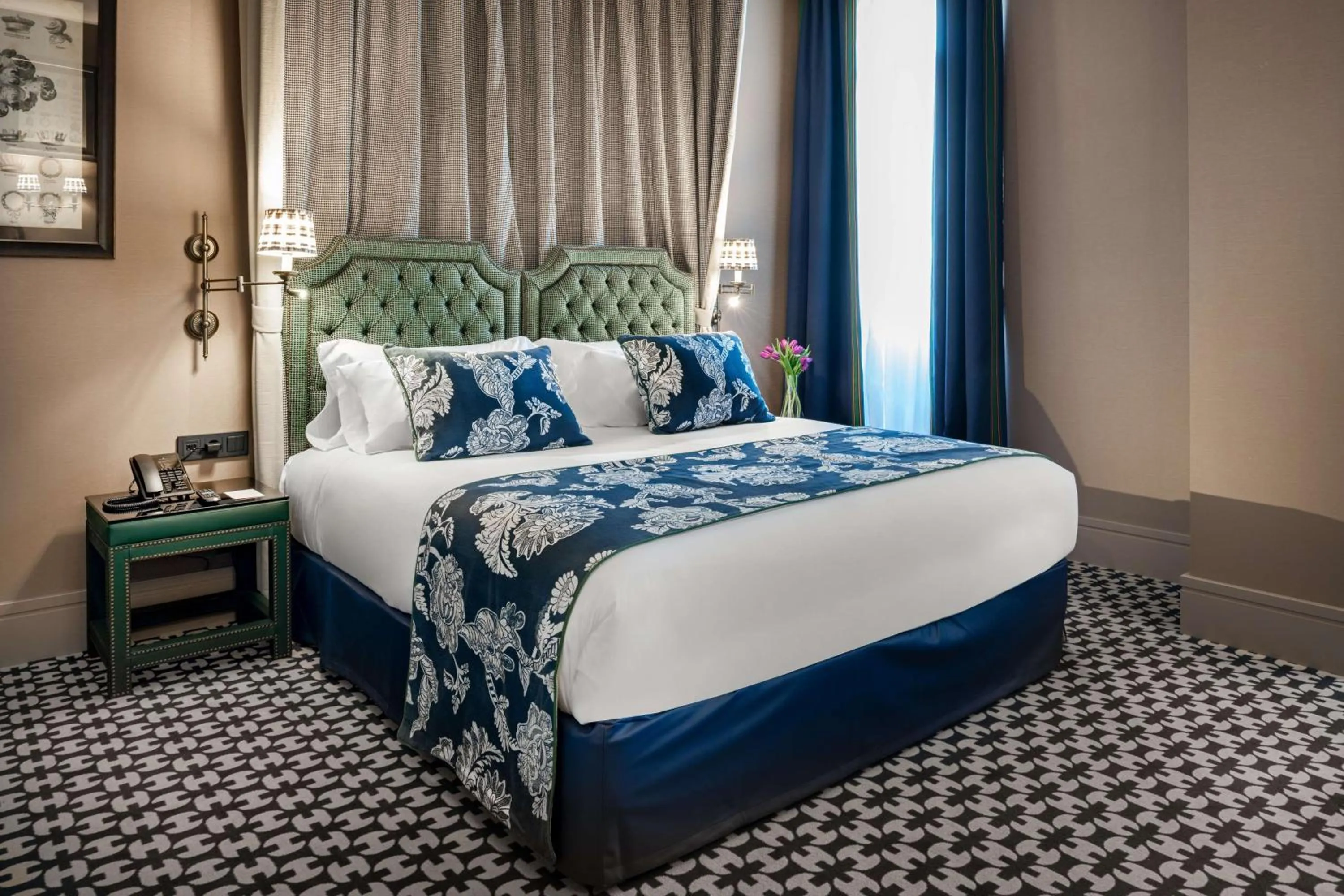 Photo of the whole room, Bed in NH Collection Colón Valencia