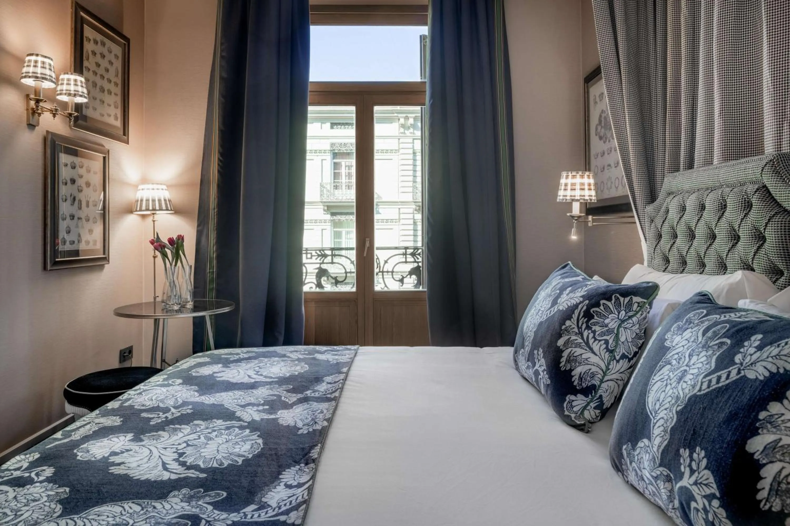 Photo of the whole room, Bed in NH Collection Colón Valencia