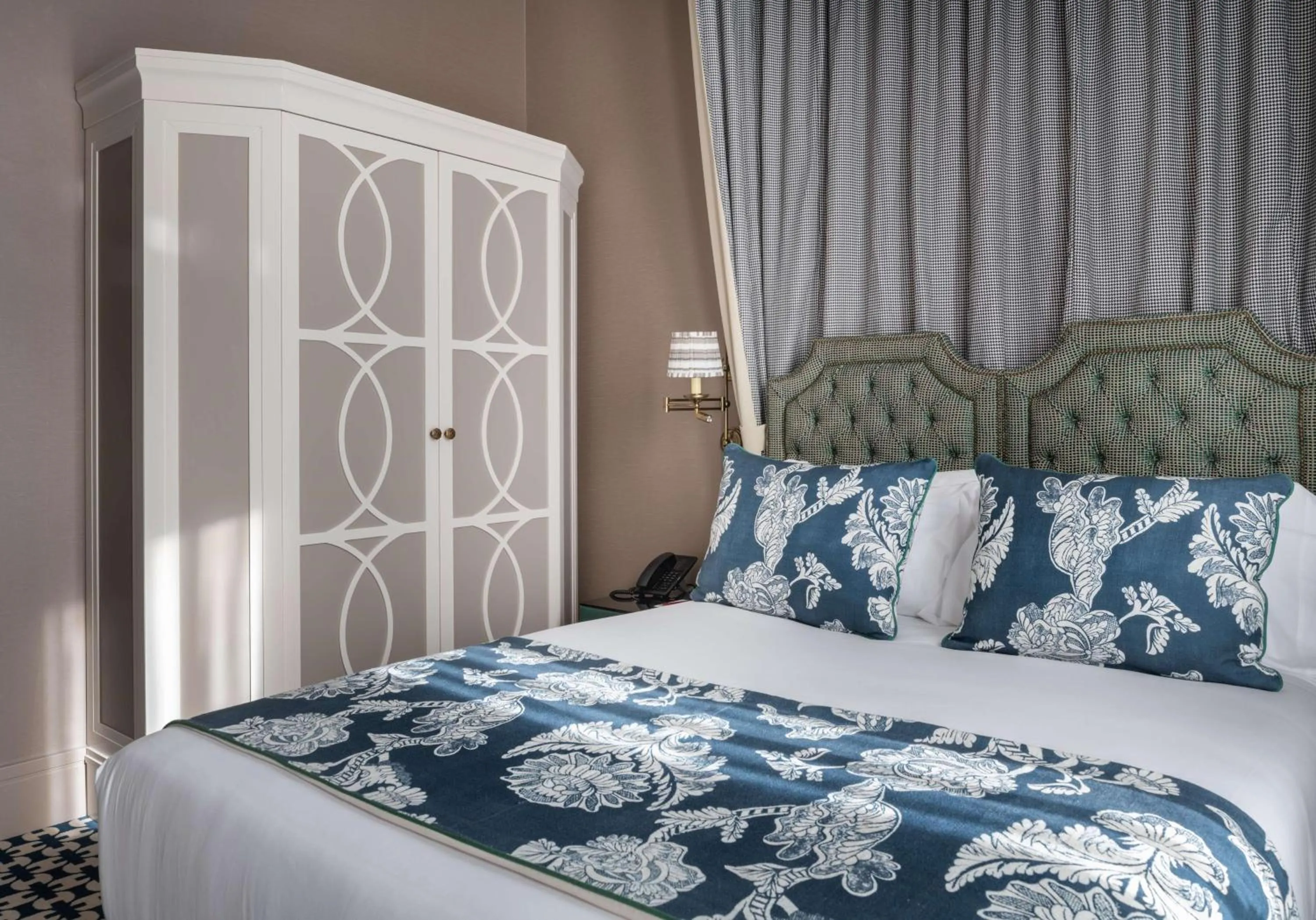 Photo of the whole room, Bed in NH Collection Colón Valencia