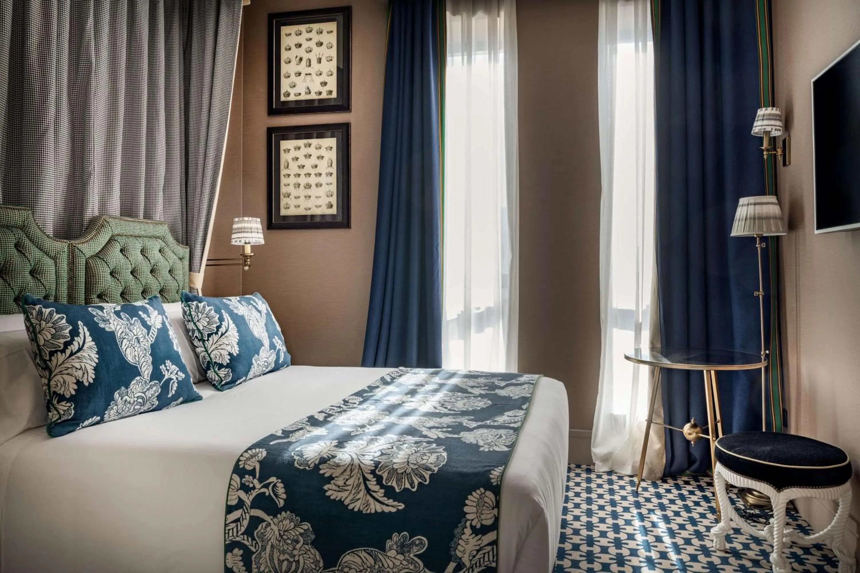 Photo of the whole room, Bed in NH Collection Colón Valencia