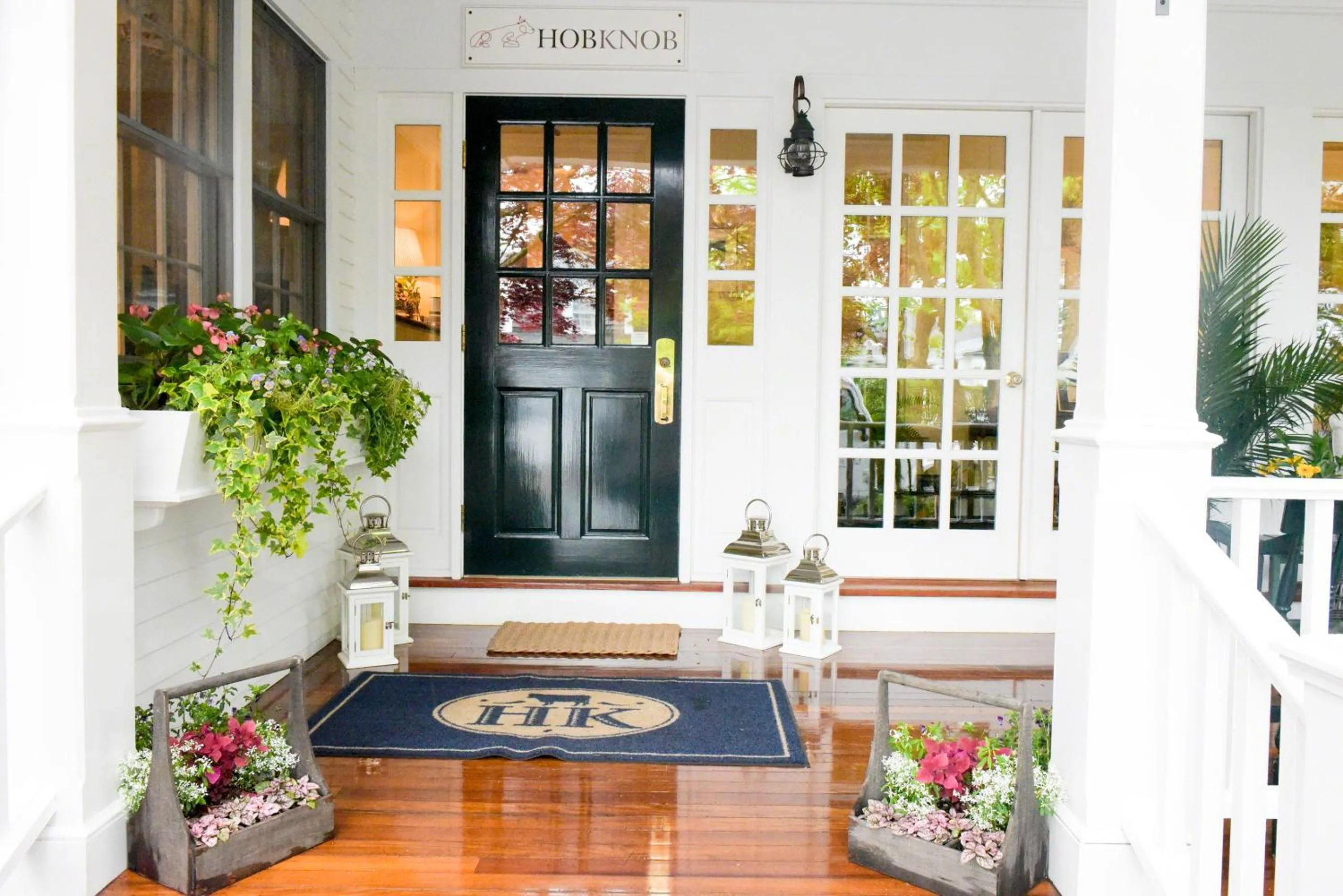 Facade/entrance in Hob Knob