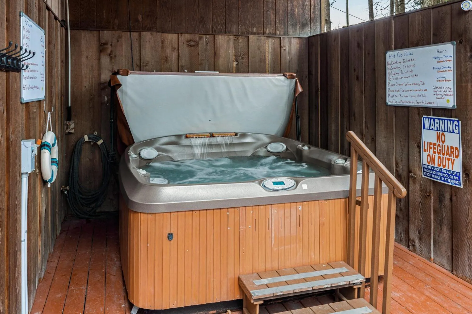 Hot Tub in The Lookout Lodge
