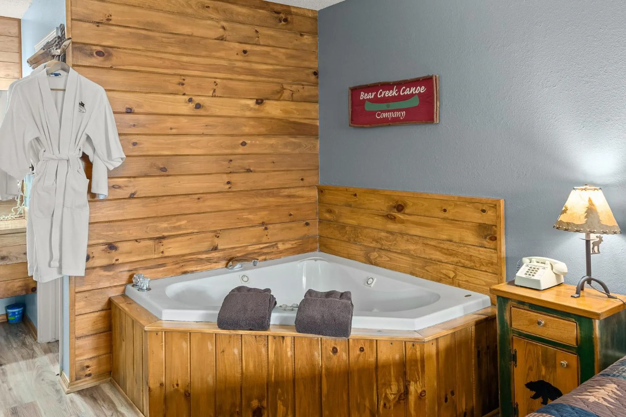 Hot Tub, Bed in The Lookout Lodge