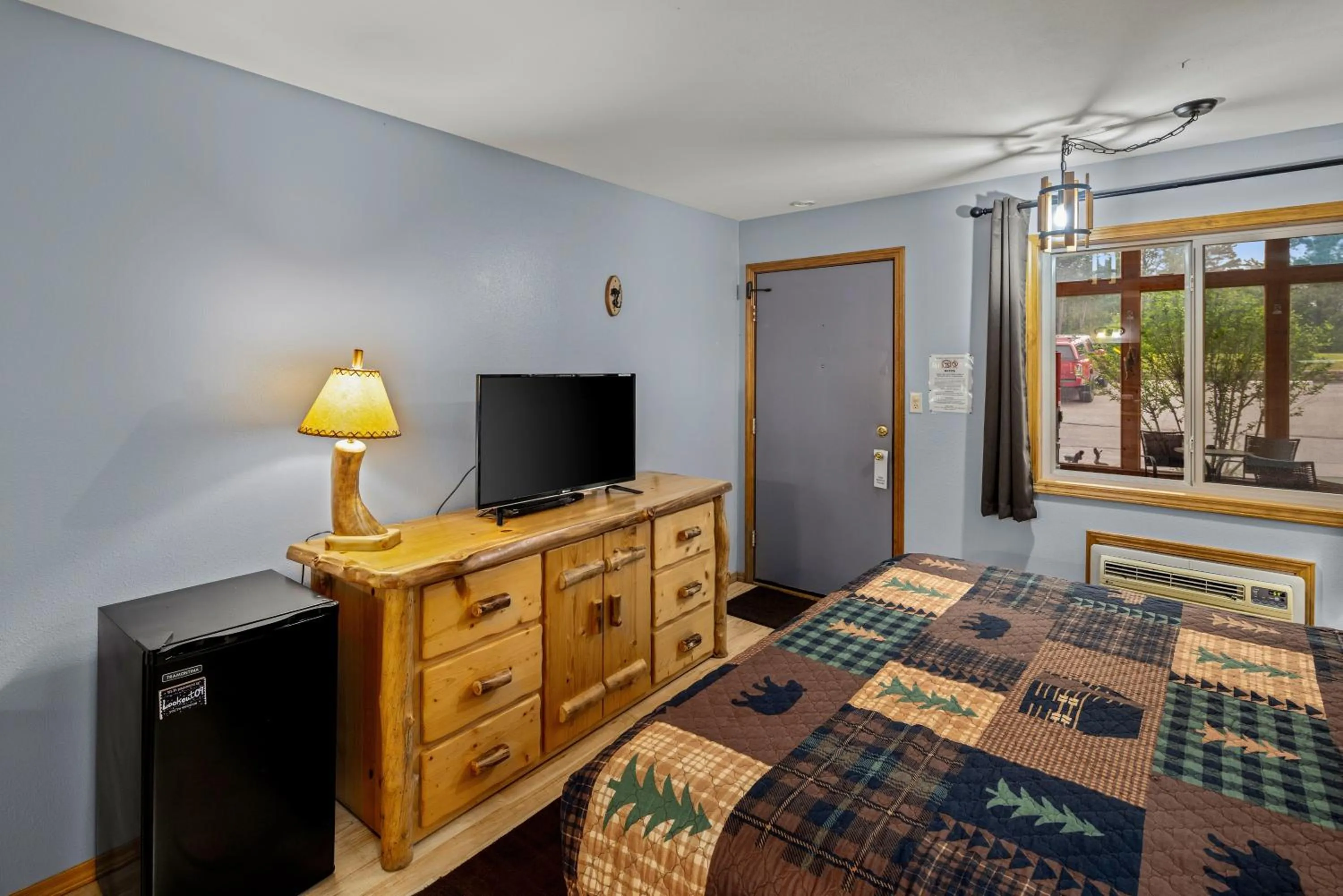 Bed in The Lookout Lodge