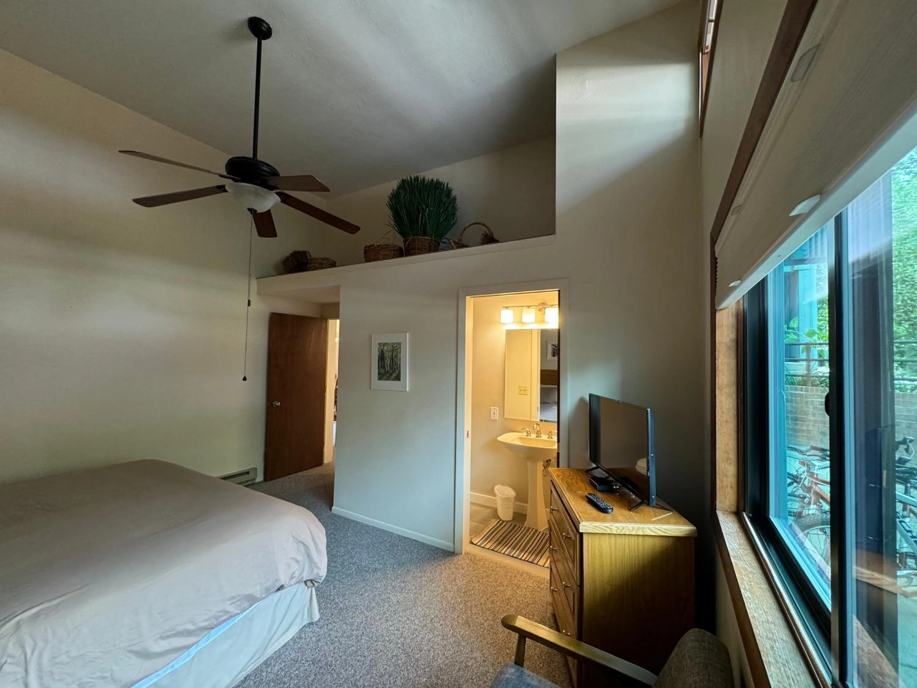 Bed in Shadow Mountain Lodge