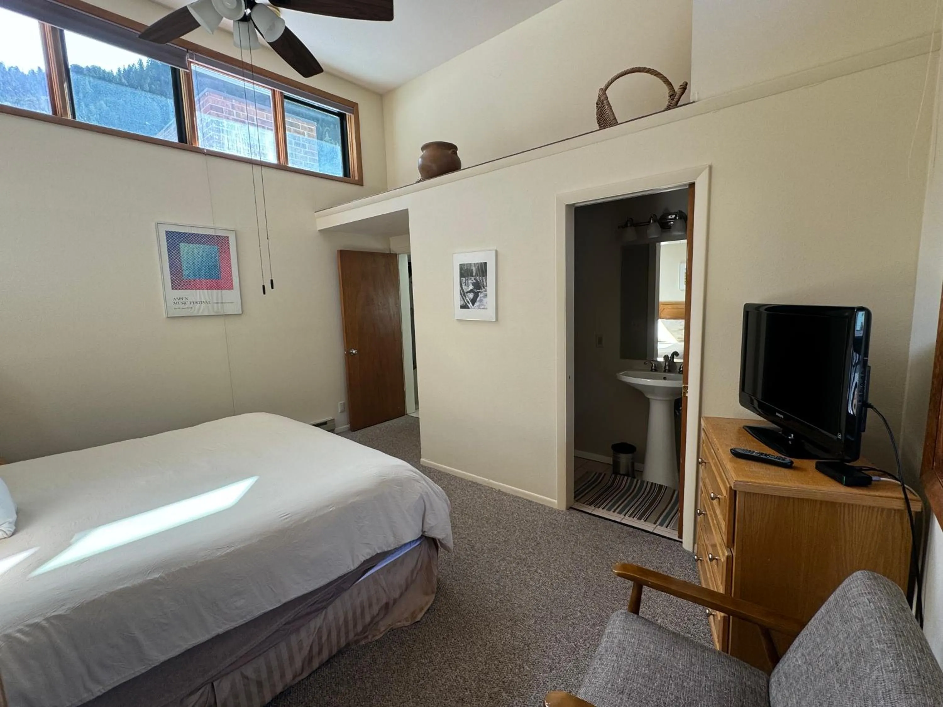 Bed in Shadow Mountain Lodge