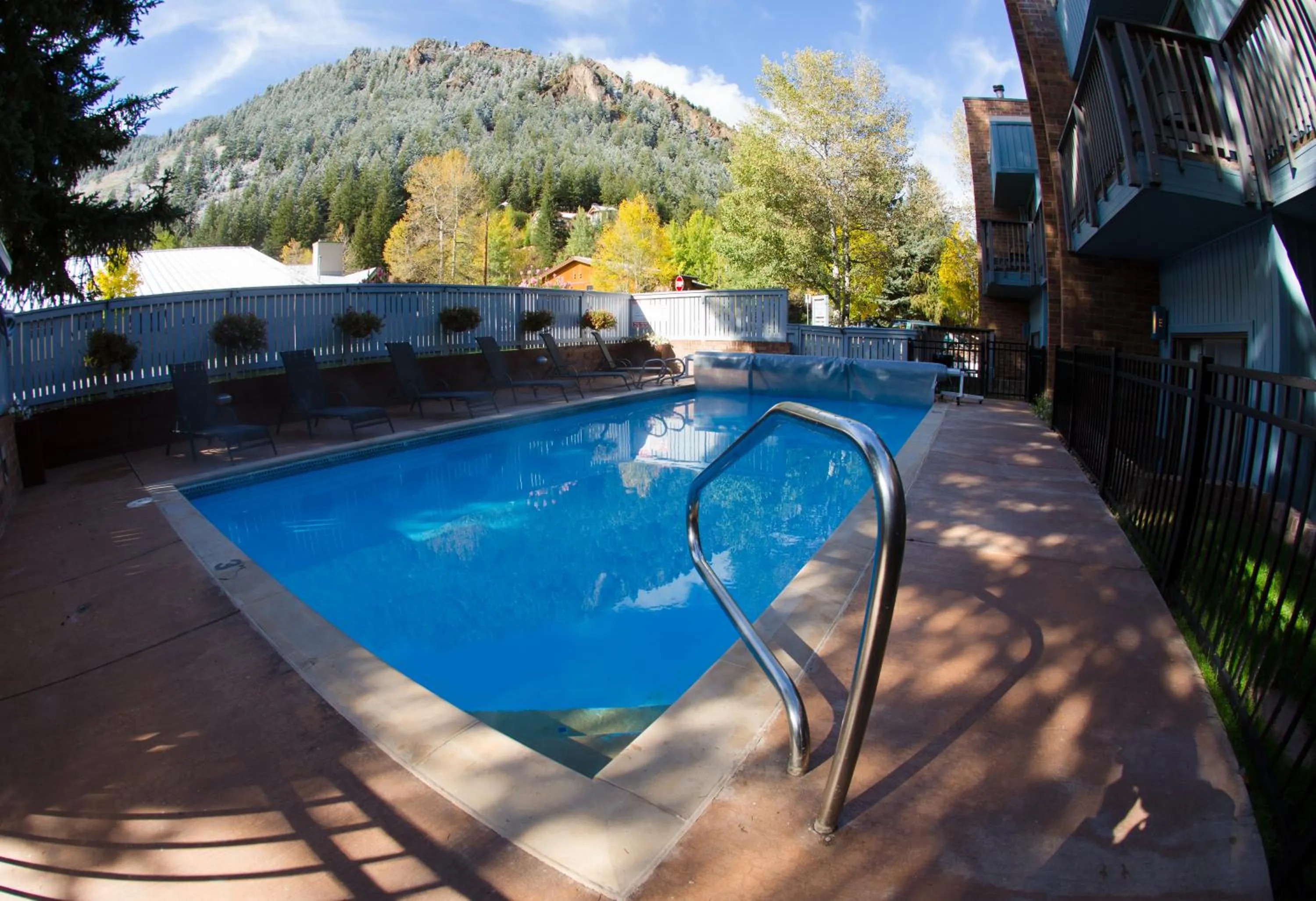 Swimming pool in Shadow Mountain Lodge