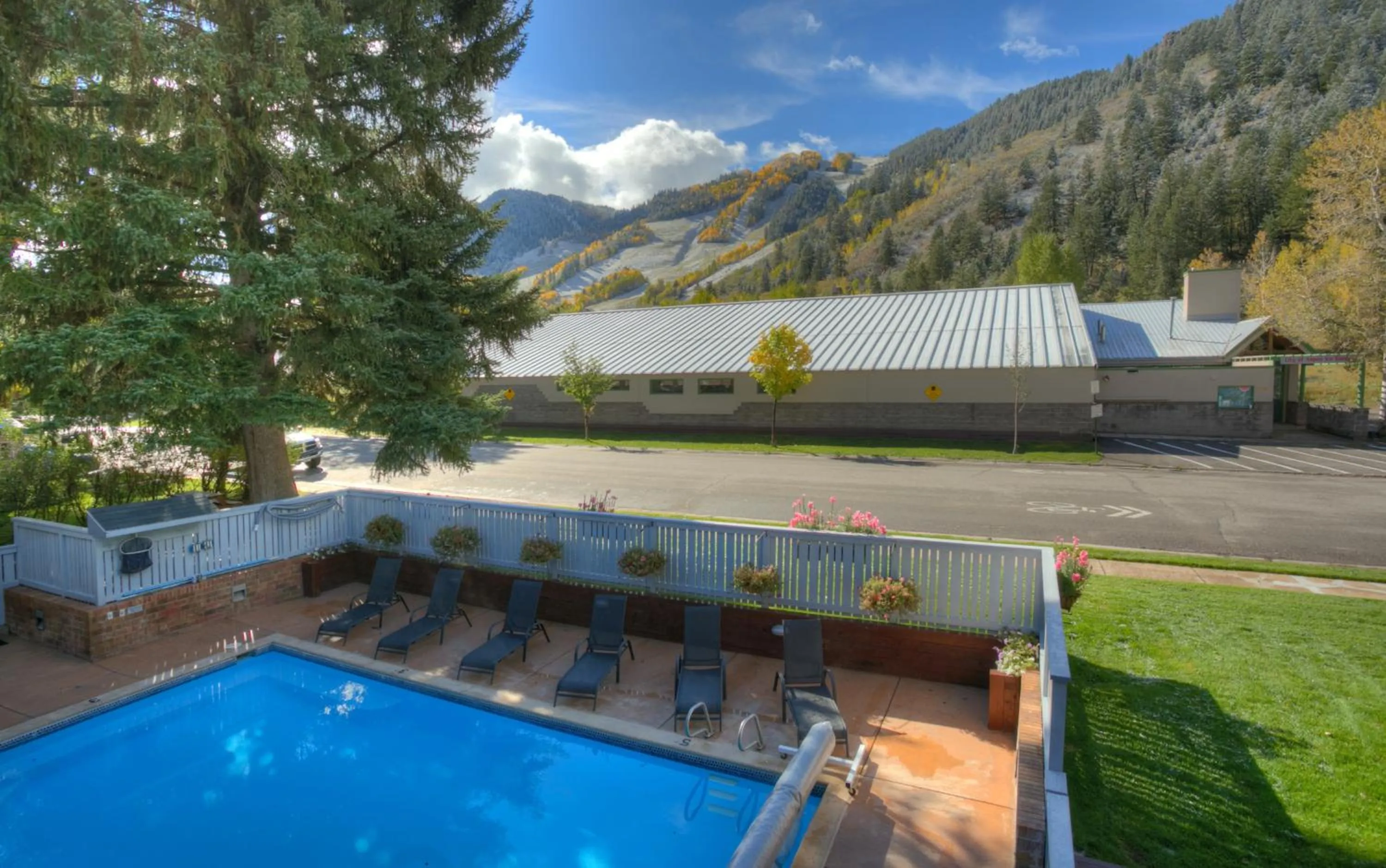 Swimming pool in Shadow Mountain Lodge