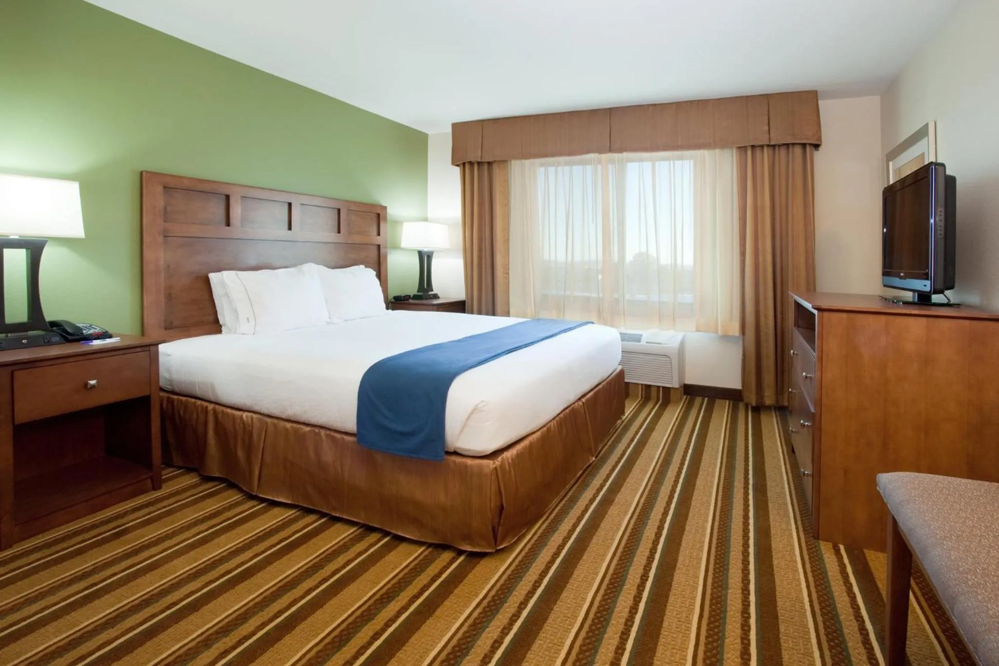 Photo of the whole room, Bed in Holiday Inn Express and Suites Los Alamos Entrada Park by IHG