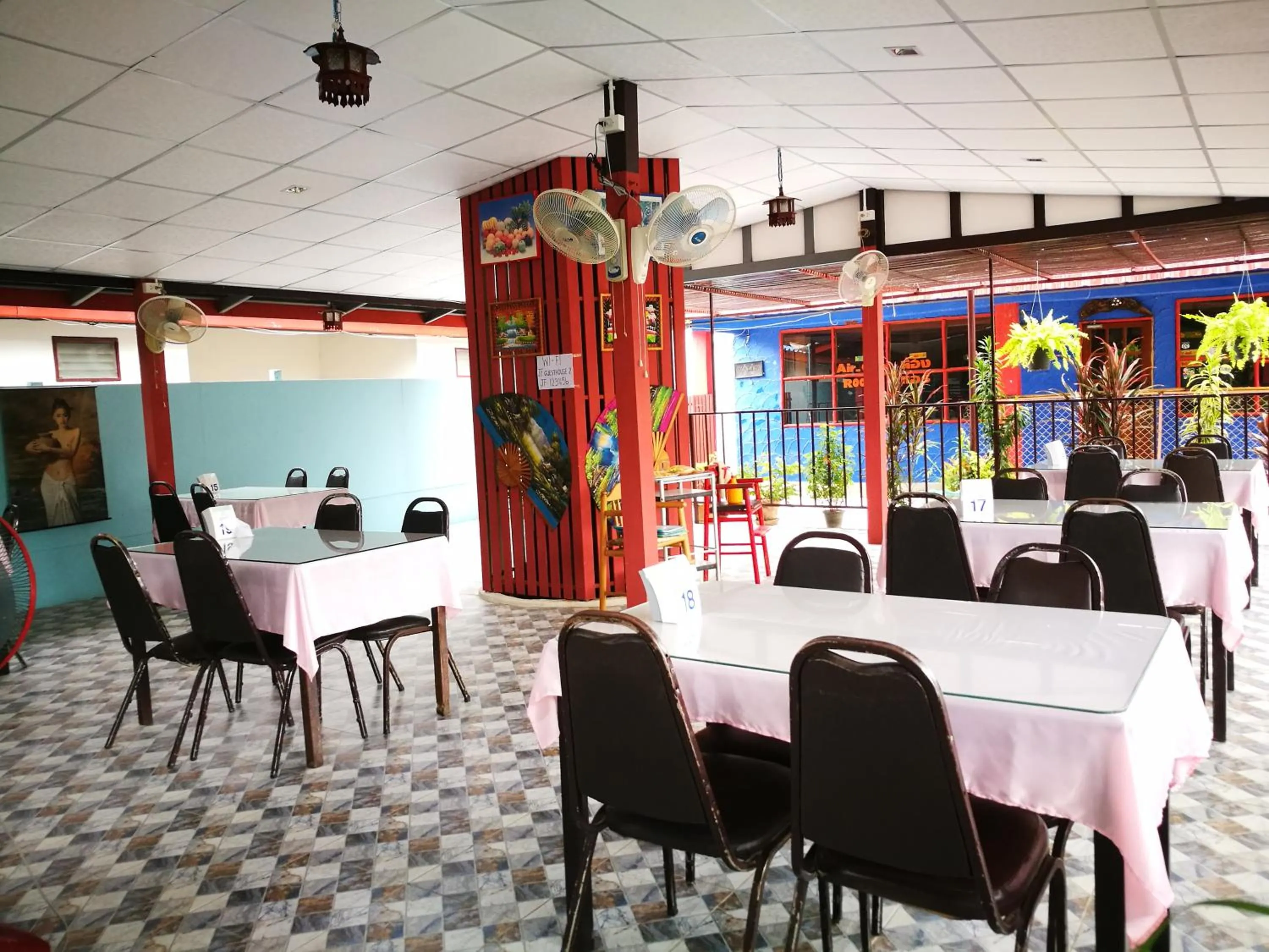 Food and drinks in Smiley frog