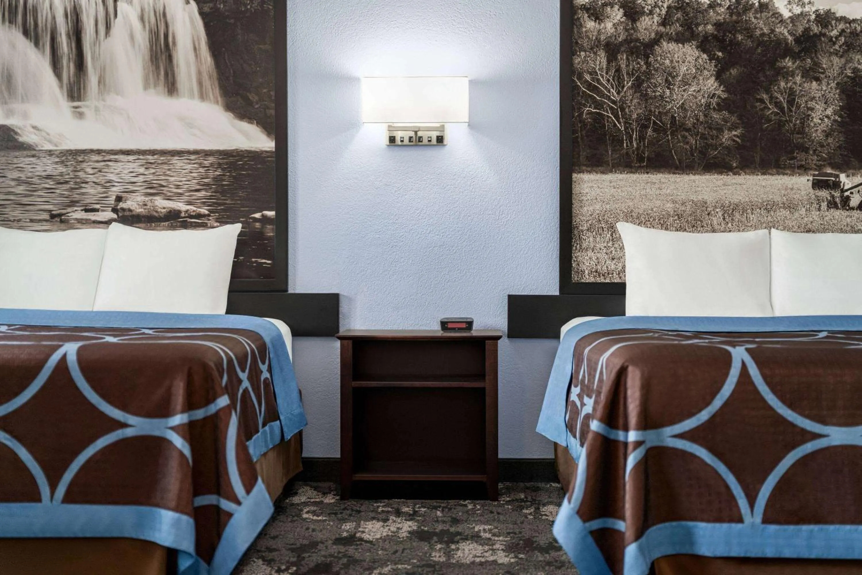 Bed in Super 8 by Wyndham Columbus Edinburgh