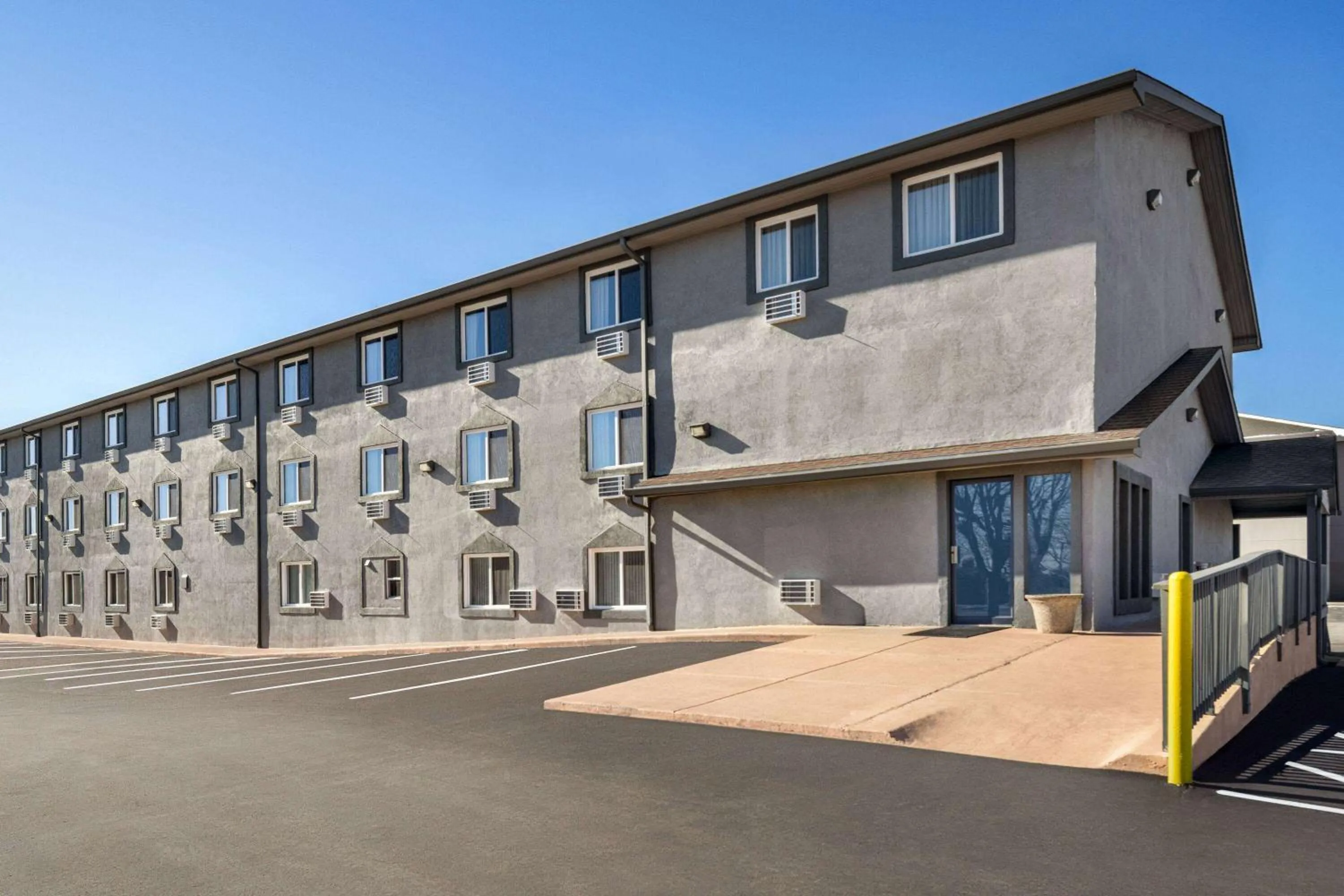 Property building in Super 8 by Wyndham Columbus Edinburgh