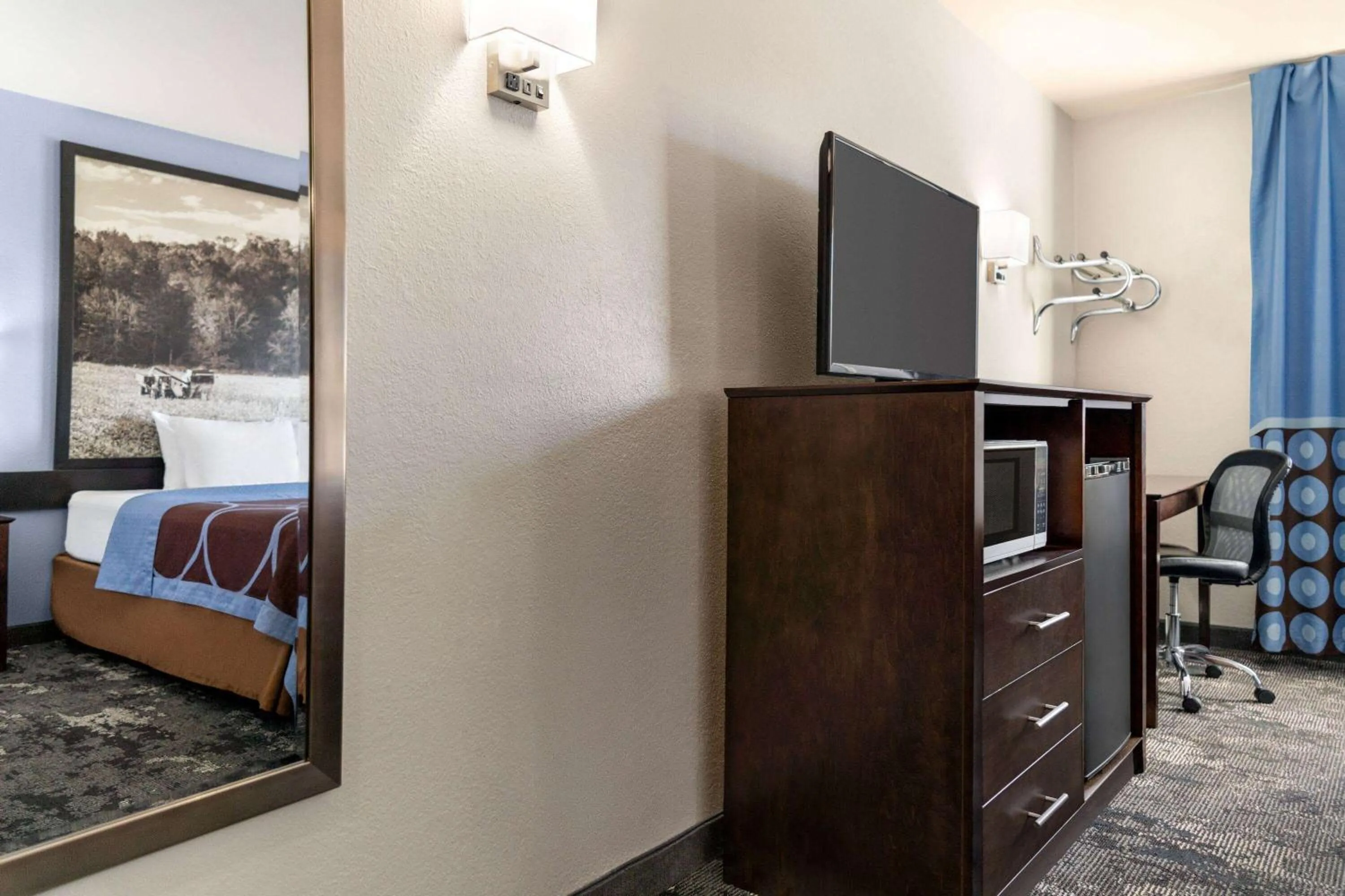 Photo of the whole room, Bed in Super 8 by Wyndham Columbus Edinburgh