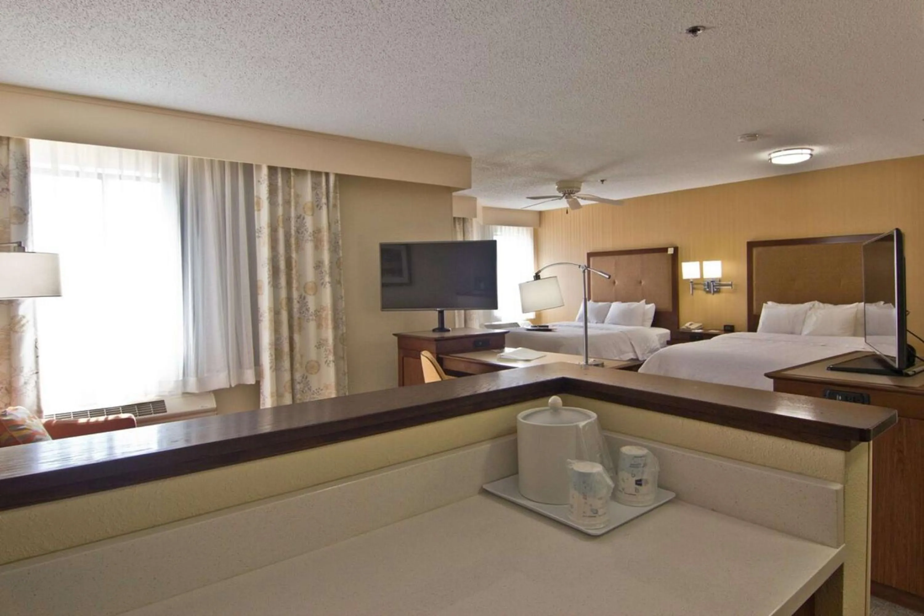 Living room, Bed in Hampton Inn & Suites Chillicothe