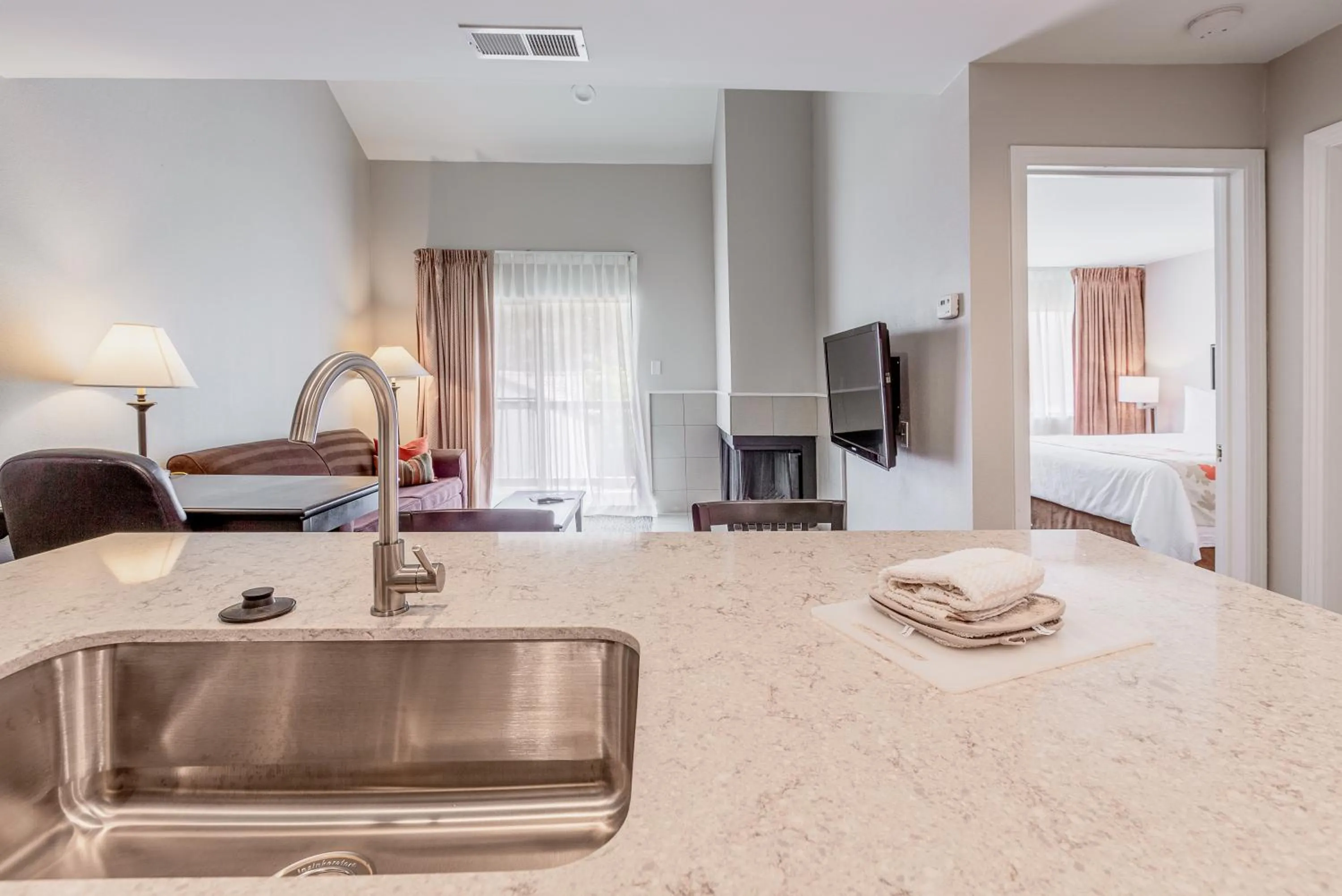 Seating area in Value Suites Extended Stay - Arlington