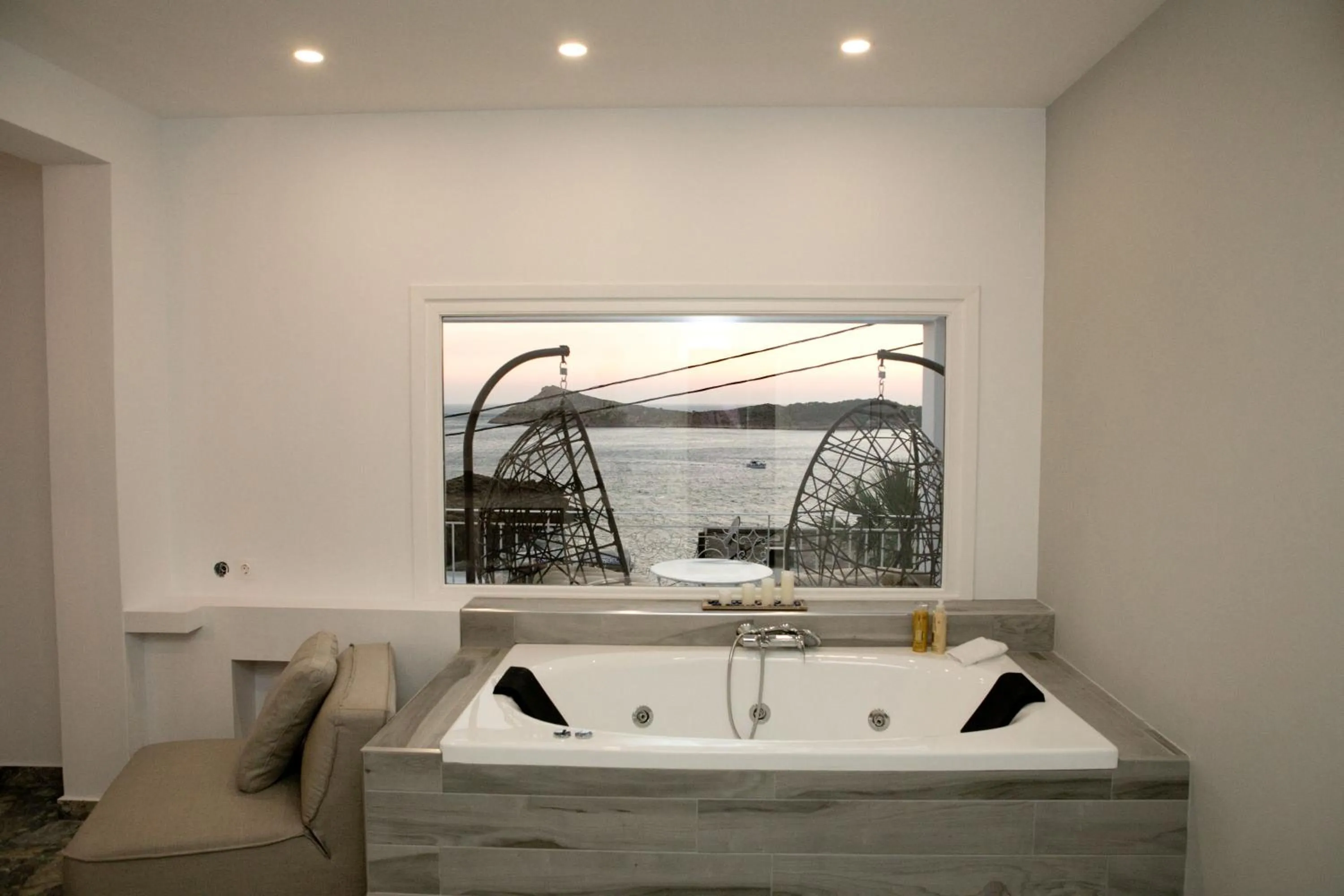 Hot Tub in Hyperion Hotel