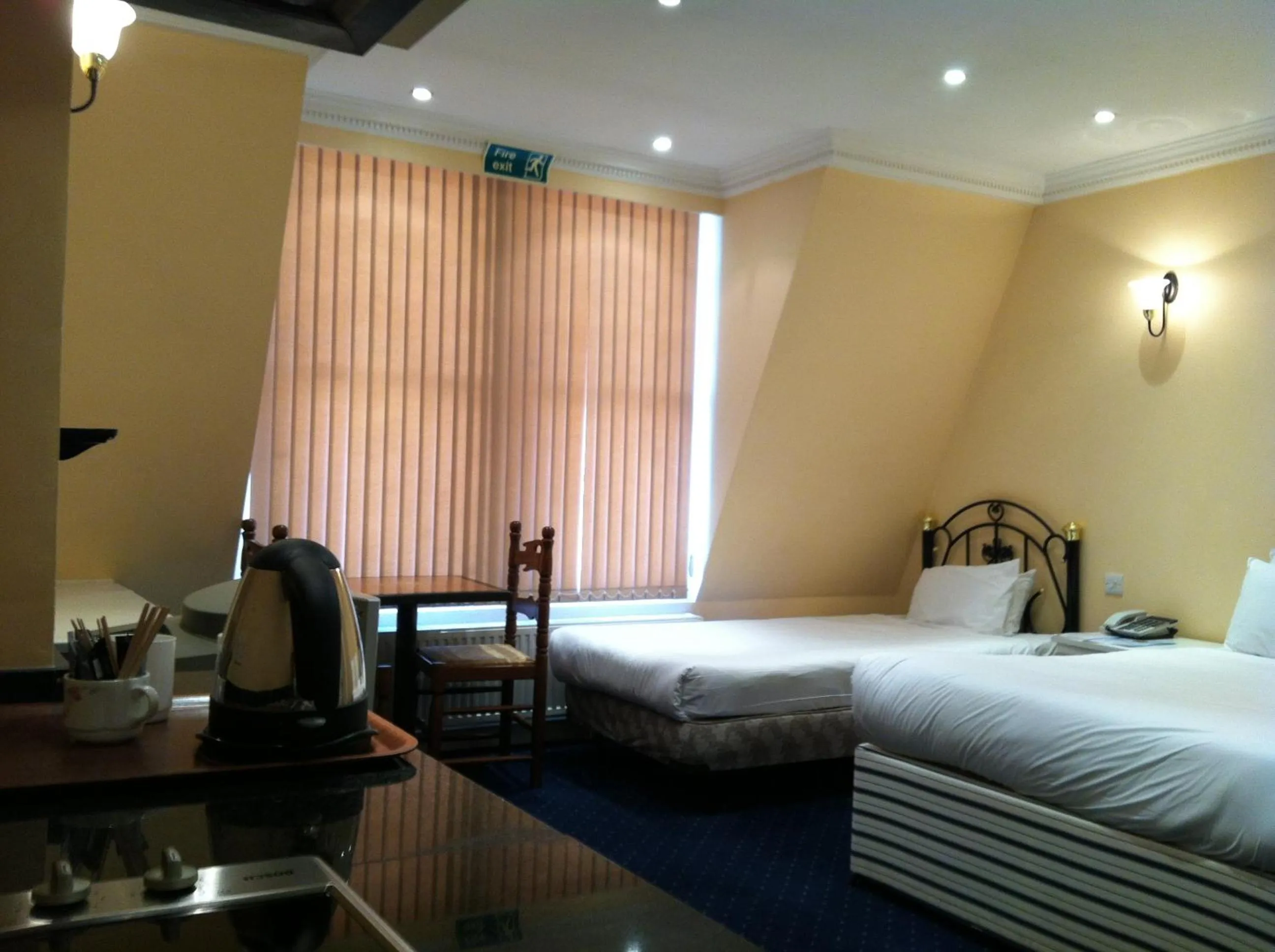 Coffee/tea facilities, Bed in Mermaid Suite Hotel