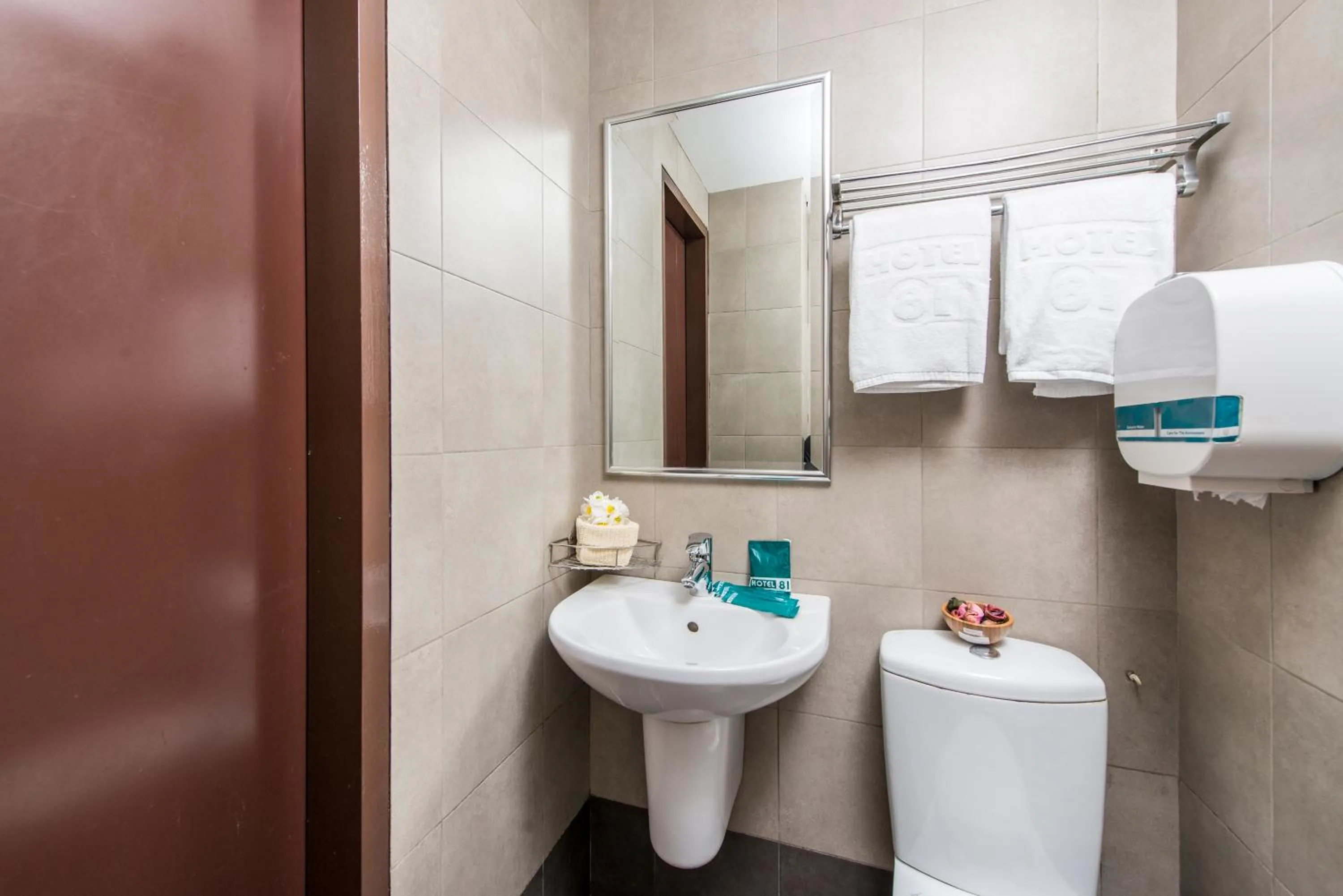 Toilet in Hotel 81 Balestier