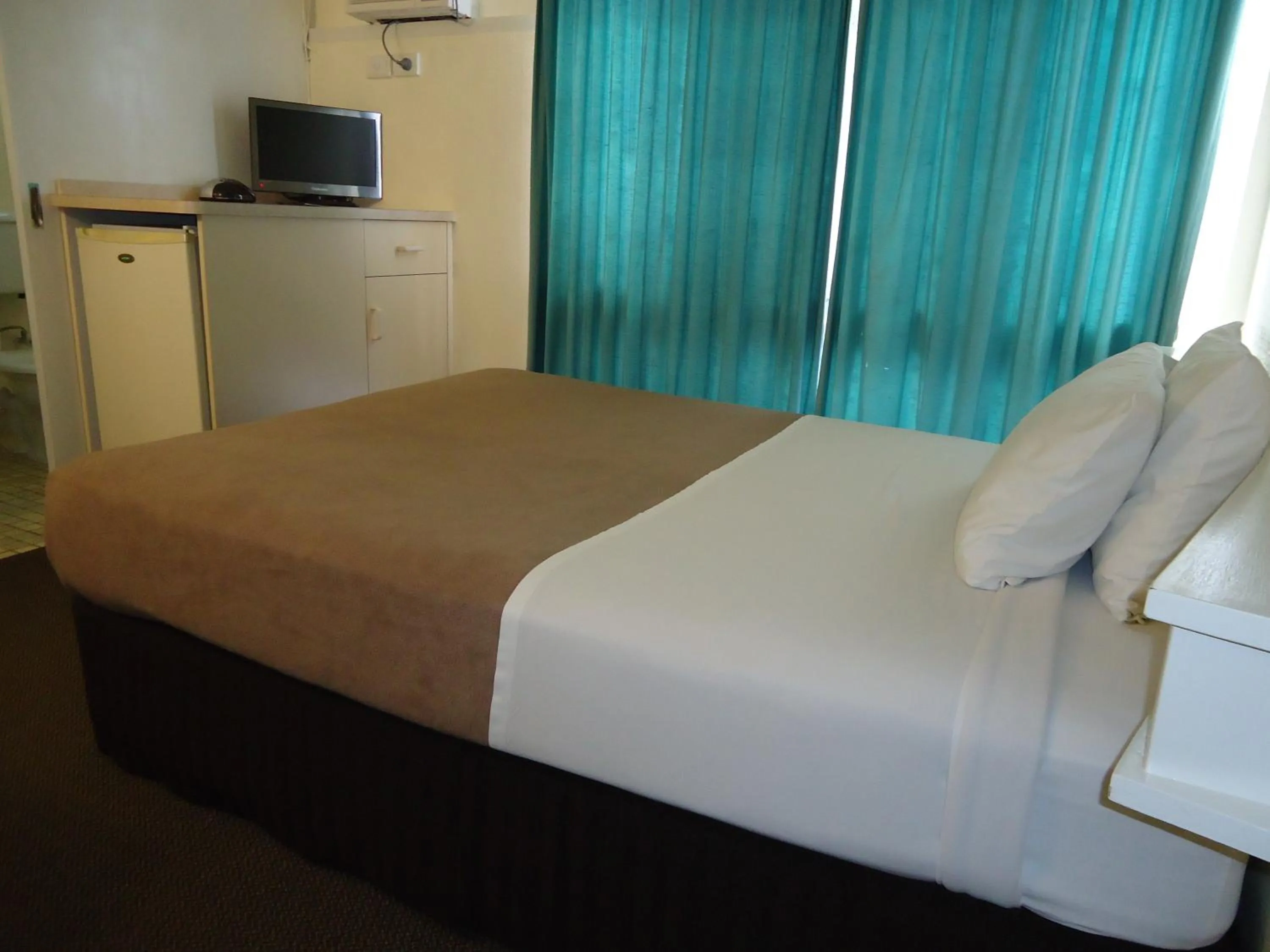 Bed in Moondarra Motel