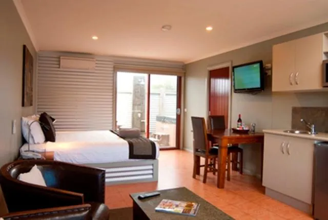 Photo of the whole room, Bed in Bairnsdale Motel